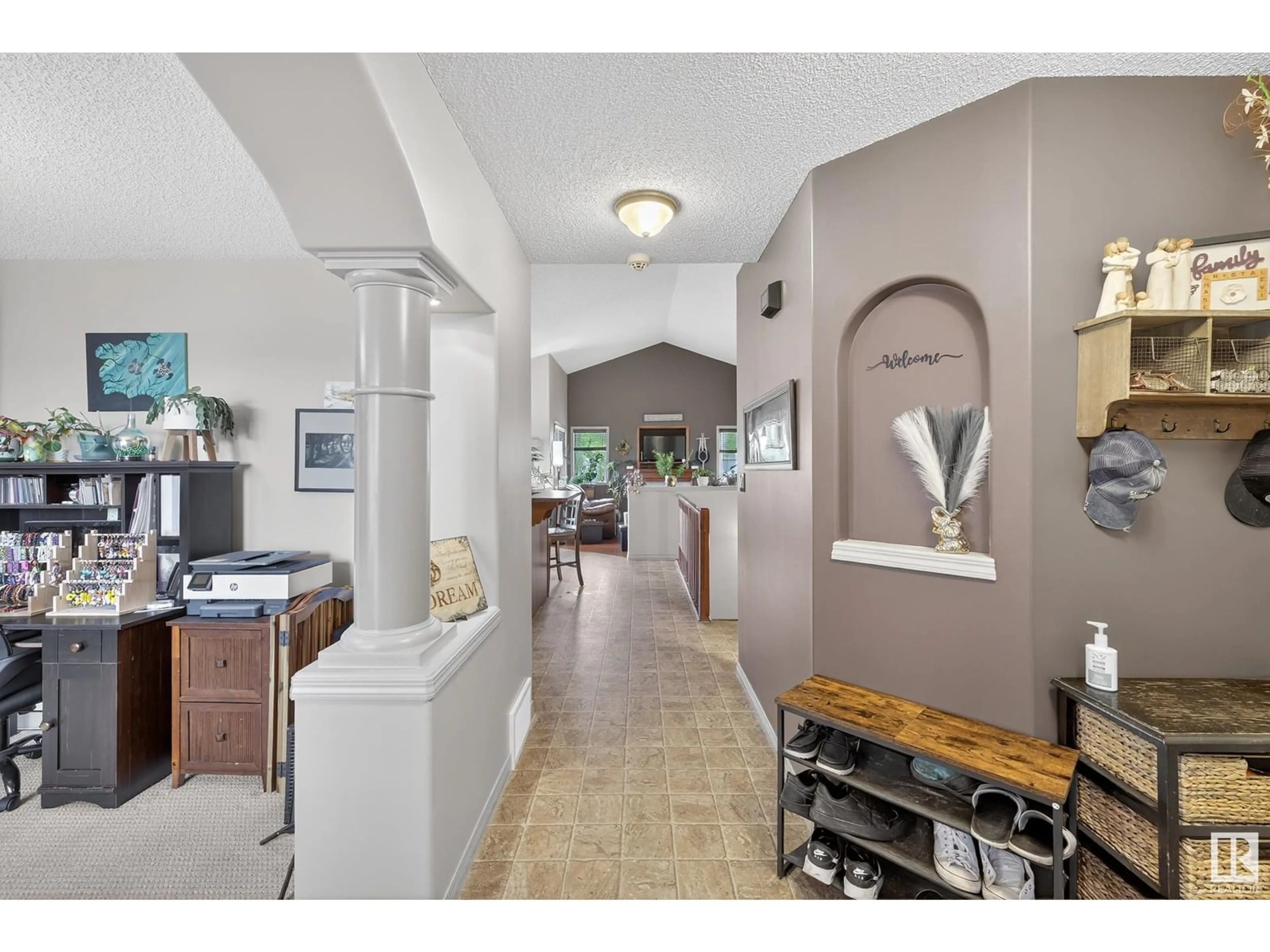 Indoor entryway for 35 APPLETON CR, Sherwood Park Alberta T8H0A4