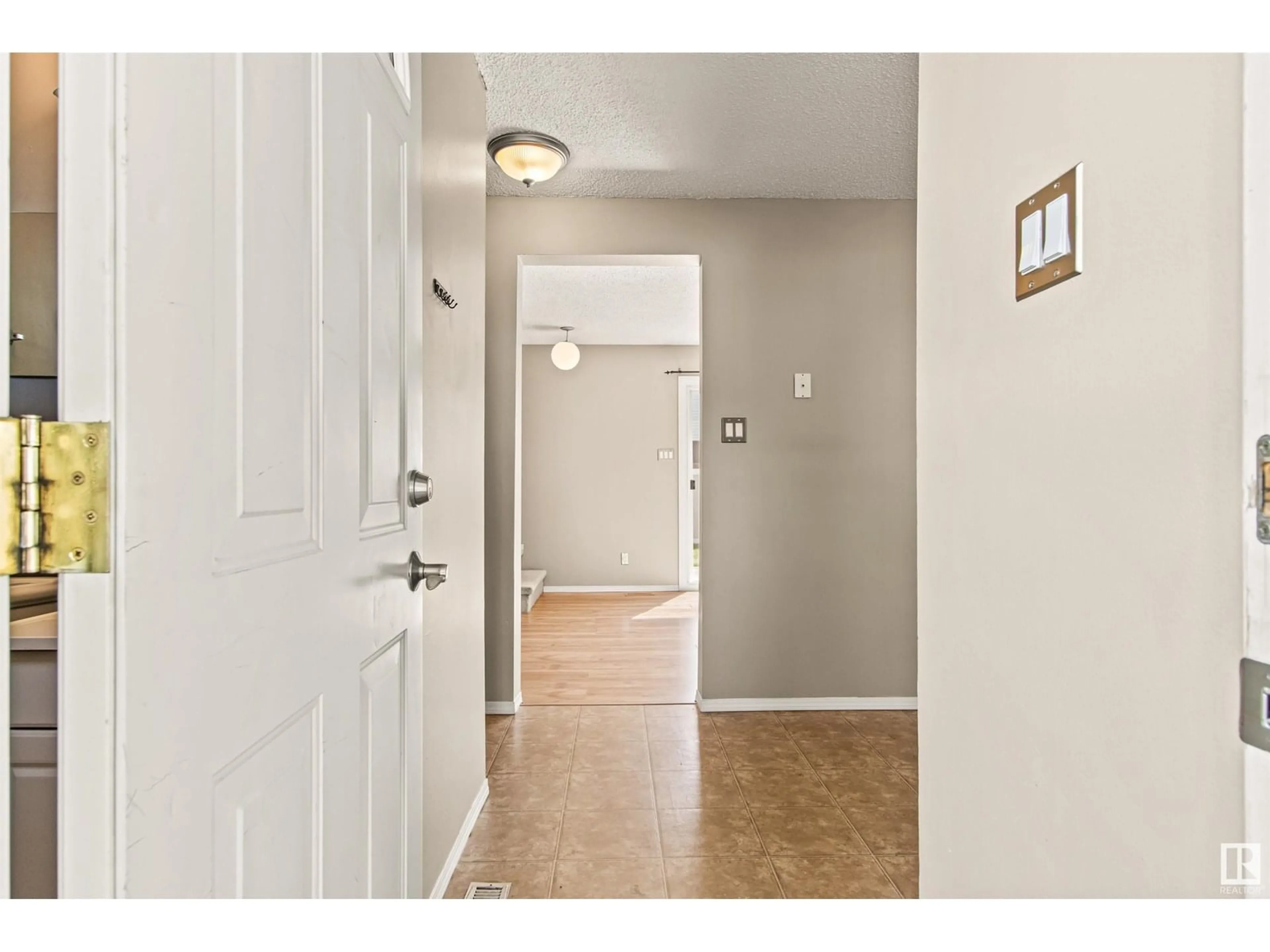Indoor entryway for 189 HABITAT CR, Edmonton Alberta T5A3K8