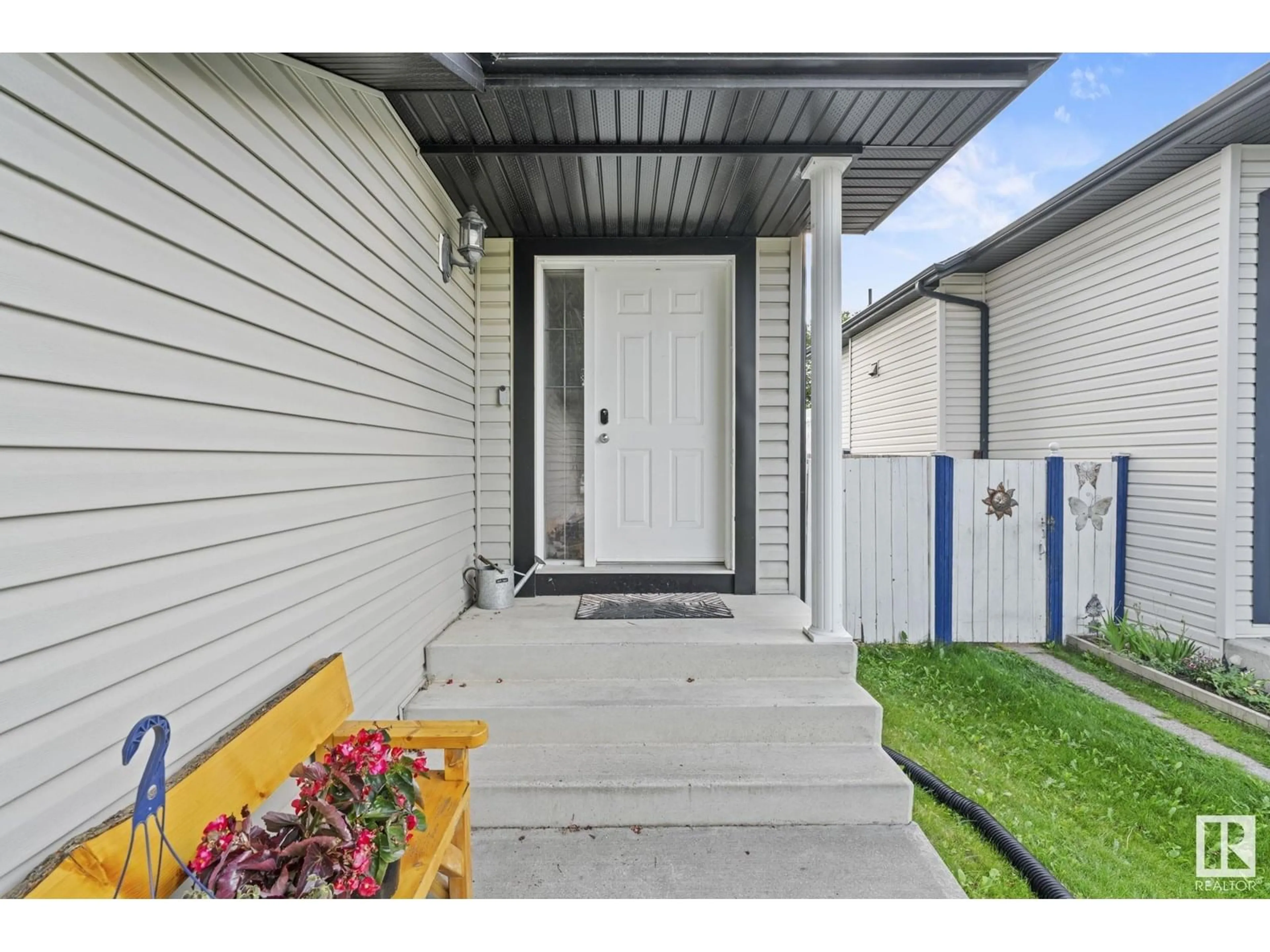 Indoor entryway for 37 HIGHLANDS WY, Spruce Grove Alberta T7X4L4