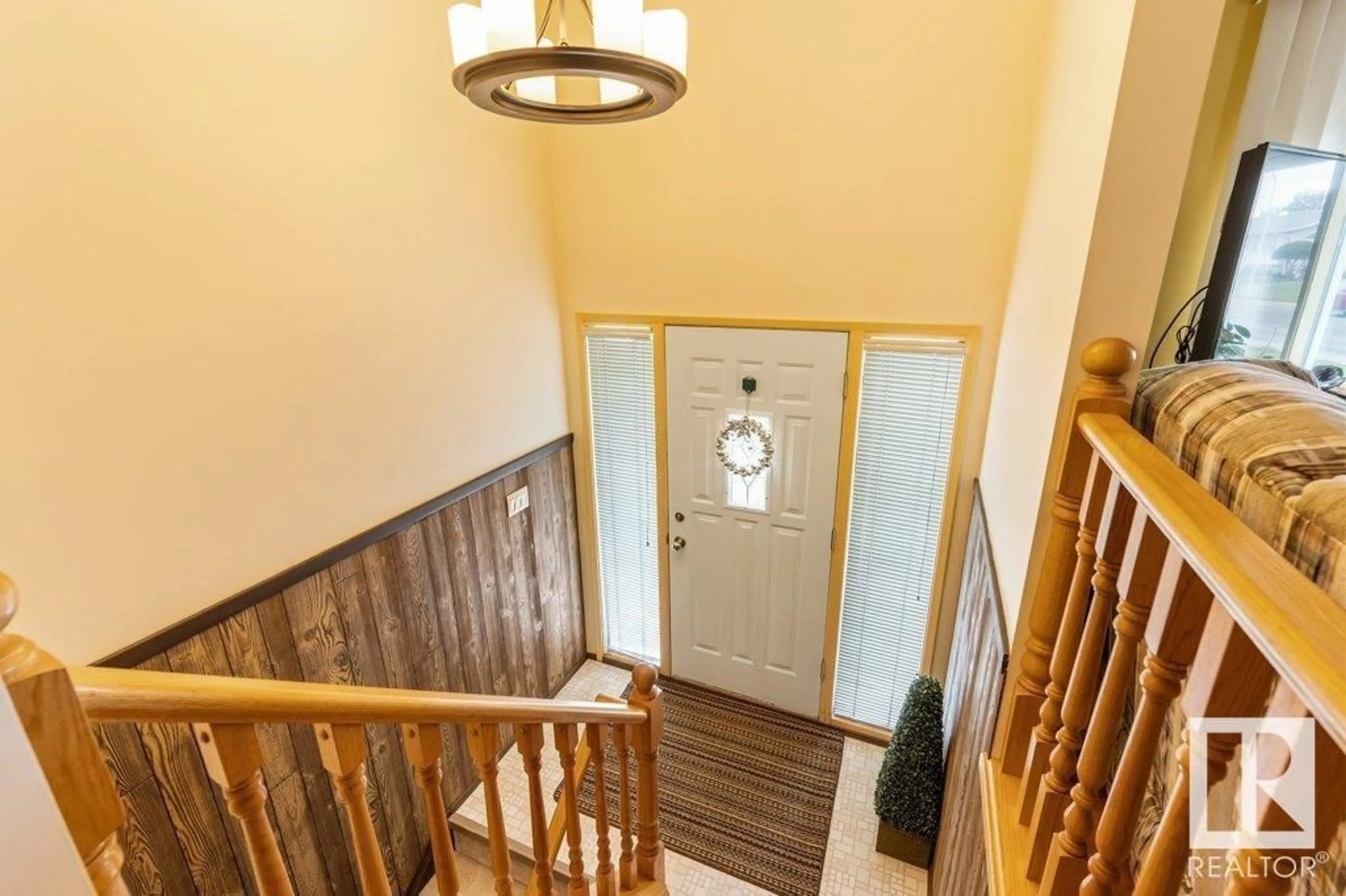 Indoor foyer for 14011 96 ST, Edmonton Alberta T5E5Z3