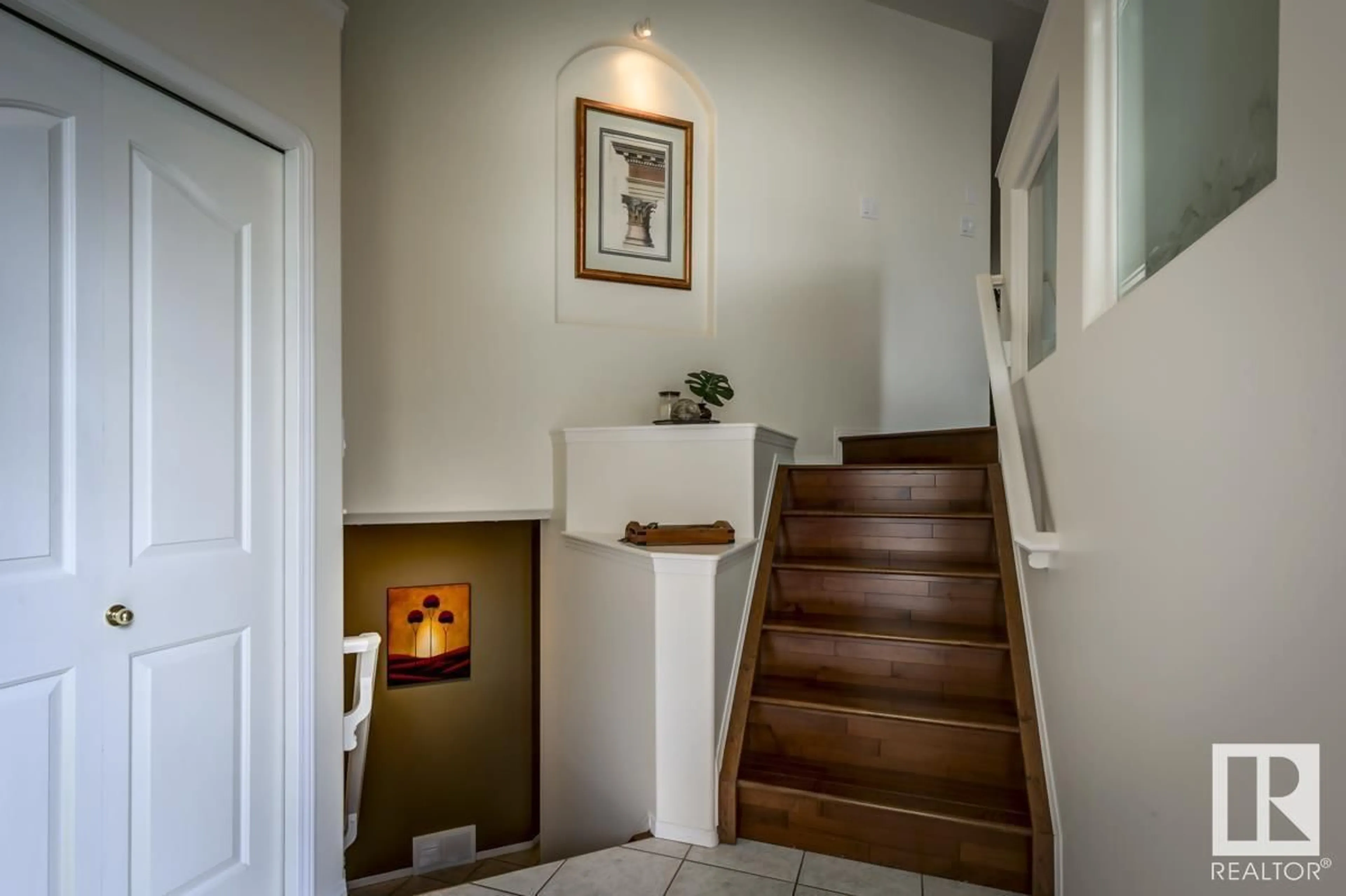 Indoor entryway for NW - 4019 28A ST, Edmonton Alberta T6T1L8