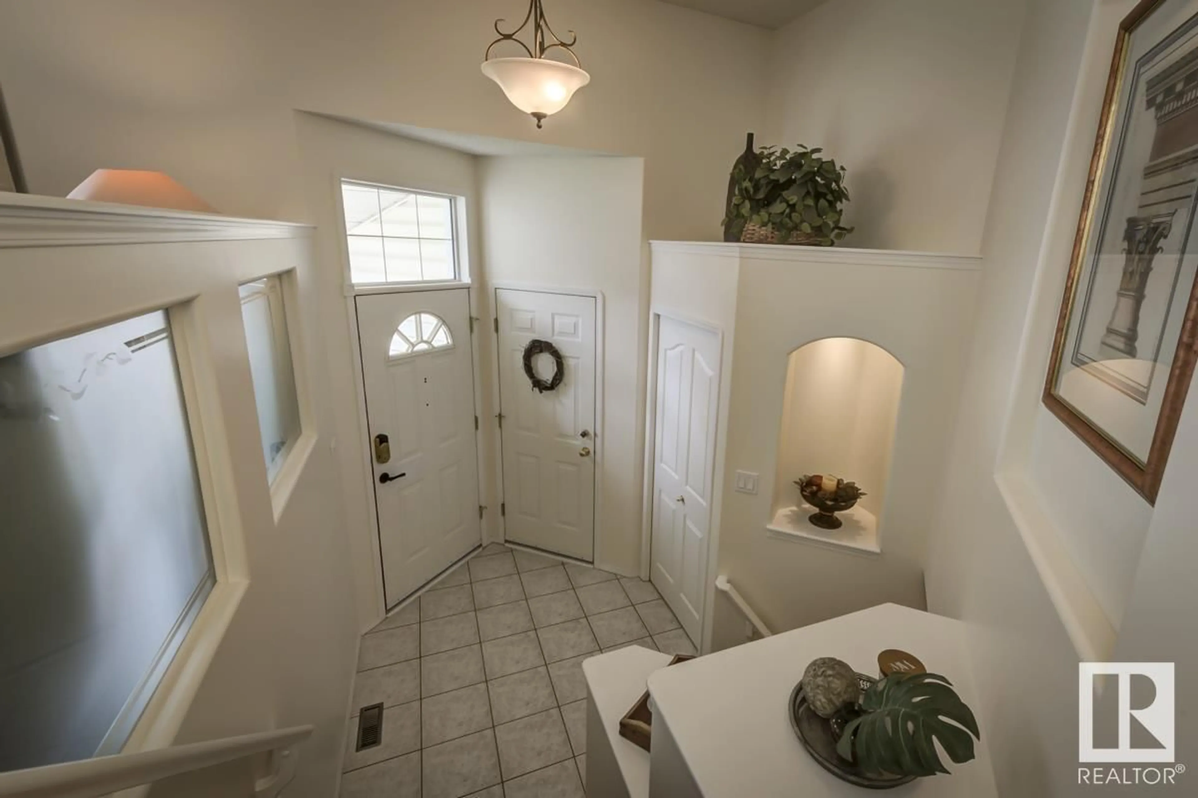Indoor entryway for NW - 4019 28A ST, Edmonton Alberta T6T1L8