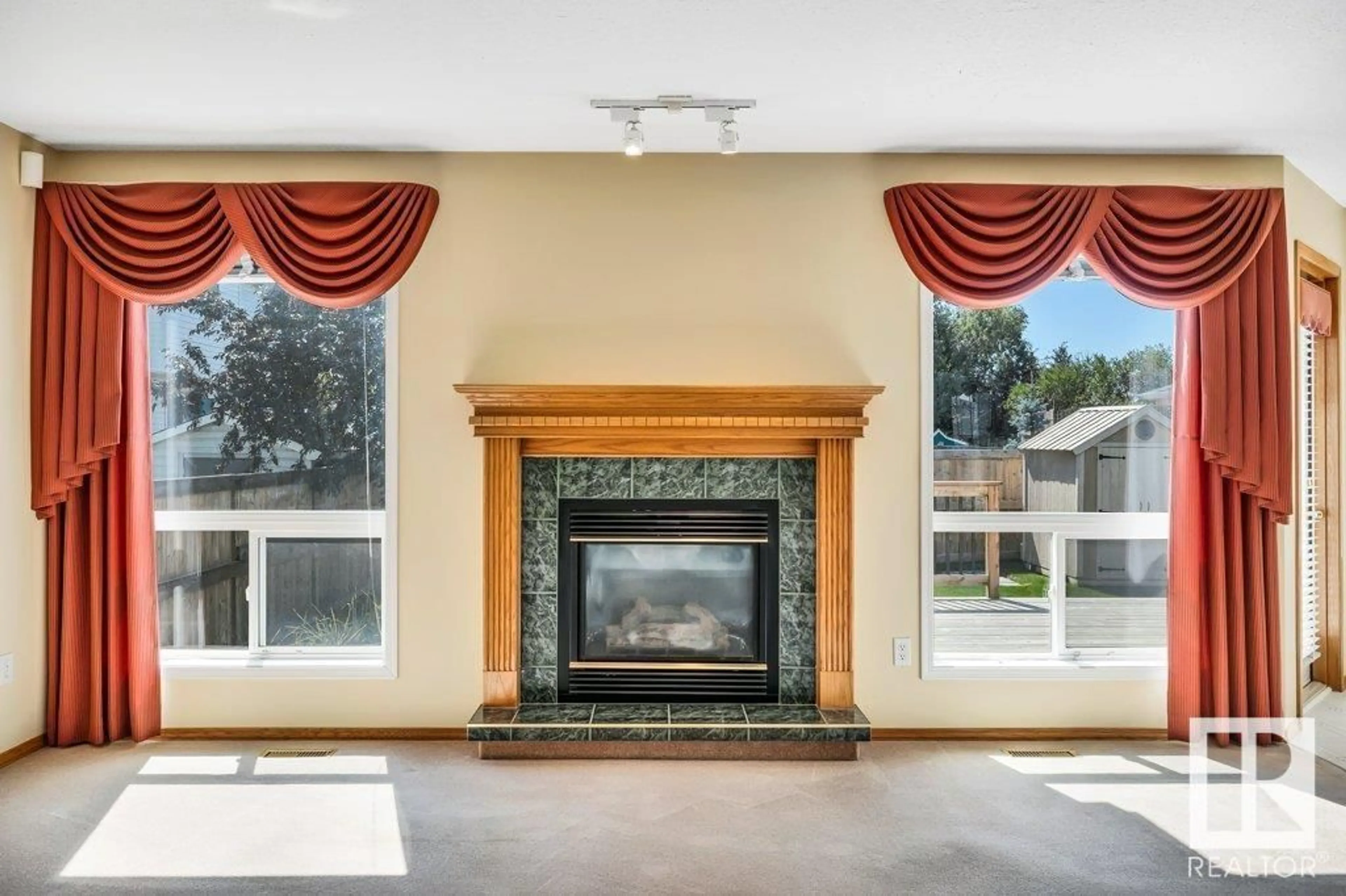 Indoor foyer for 207 BANCROFT CL, Edmonton Alberta T5T6B5