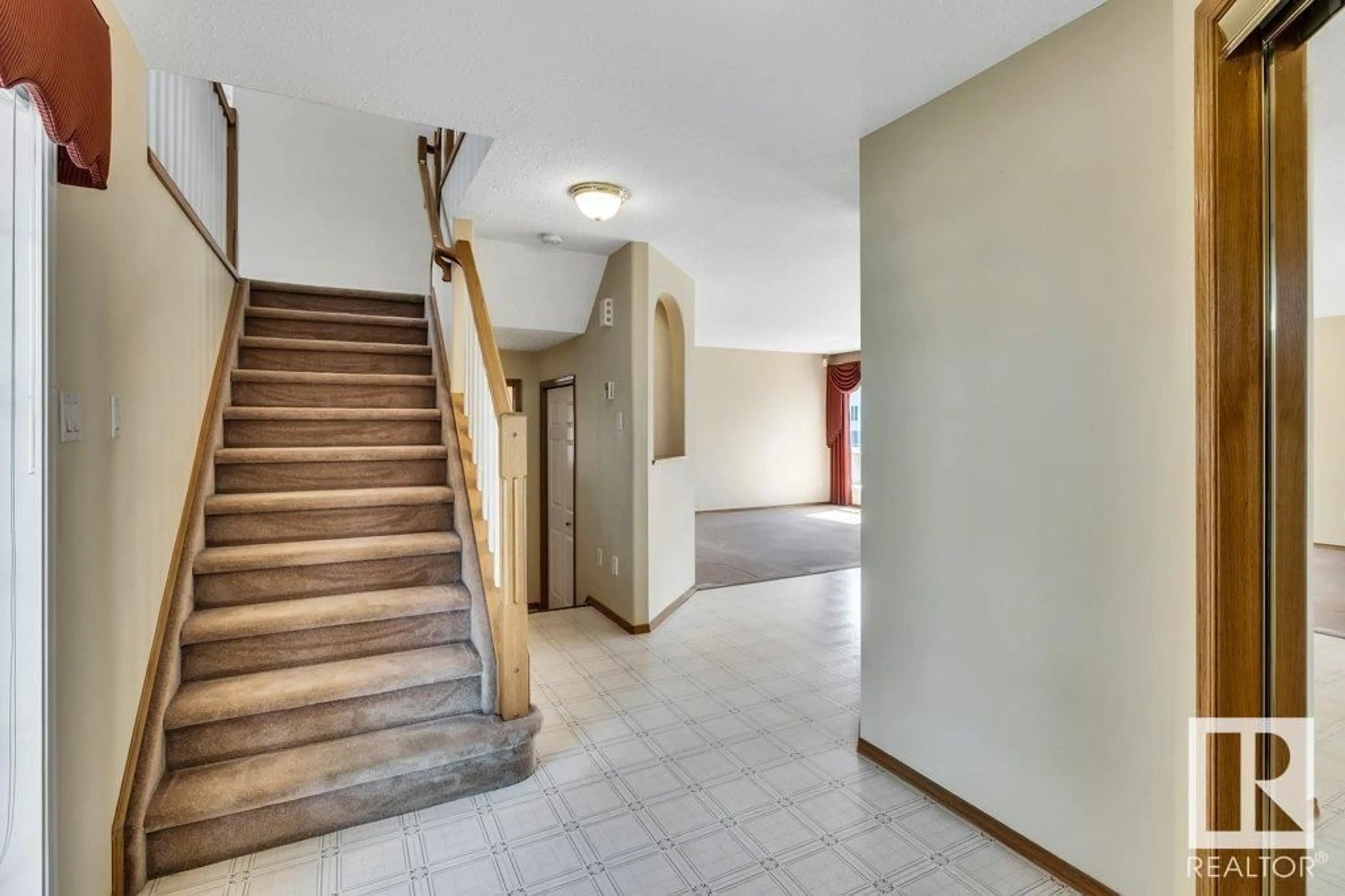 Indoor foyer for 207 BANCROFT CL, Edmonton Alberta T5T6B5