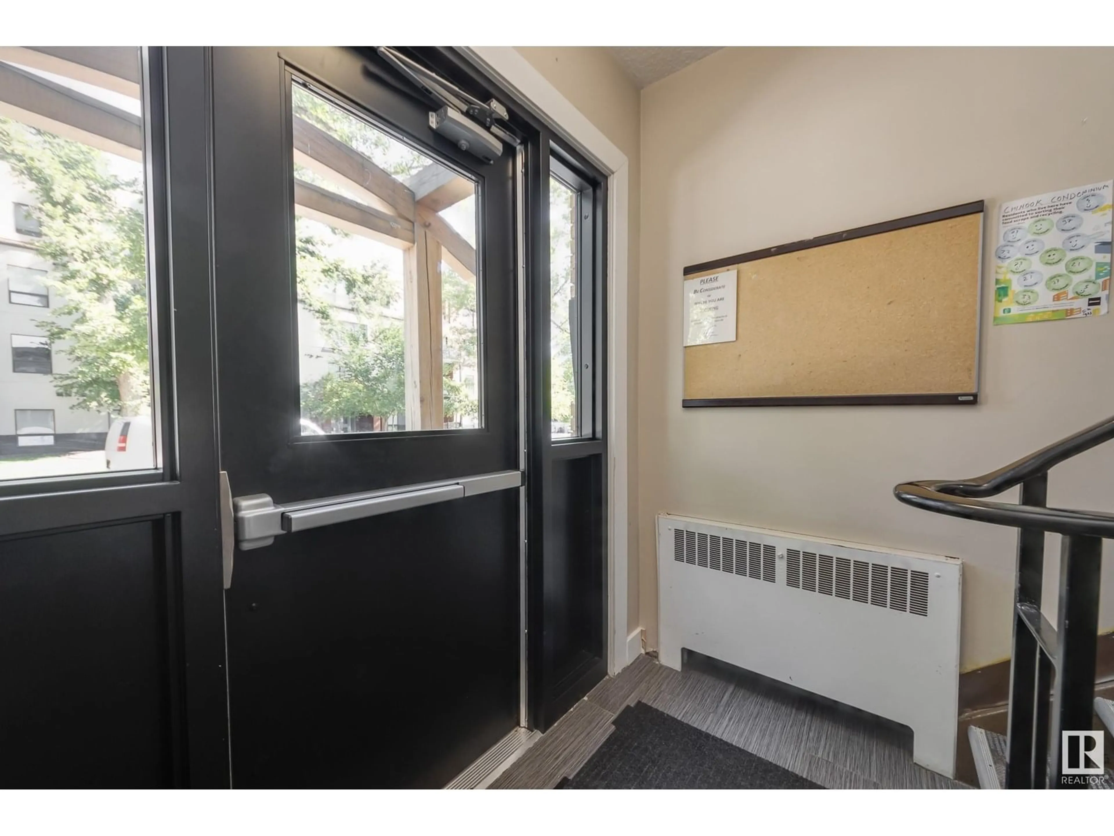 Indoor foyer for 5 - 10015 83 AV, Edmonton Alberta T6E2C3