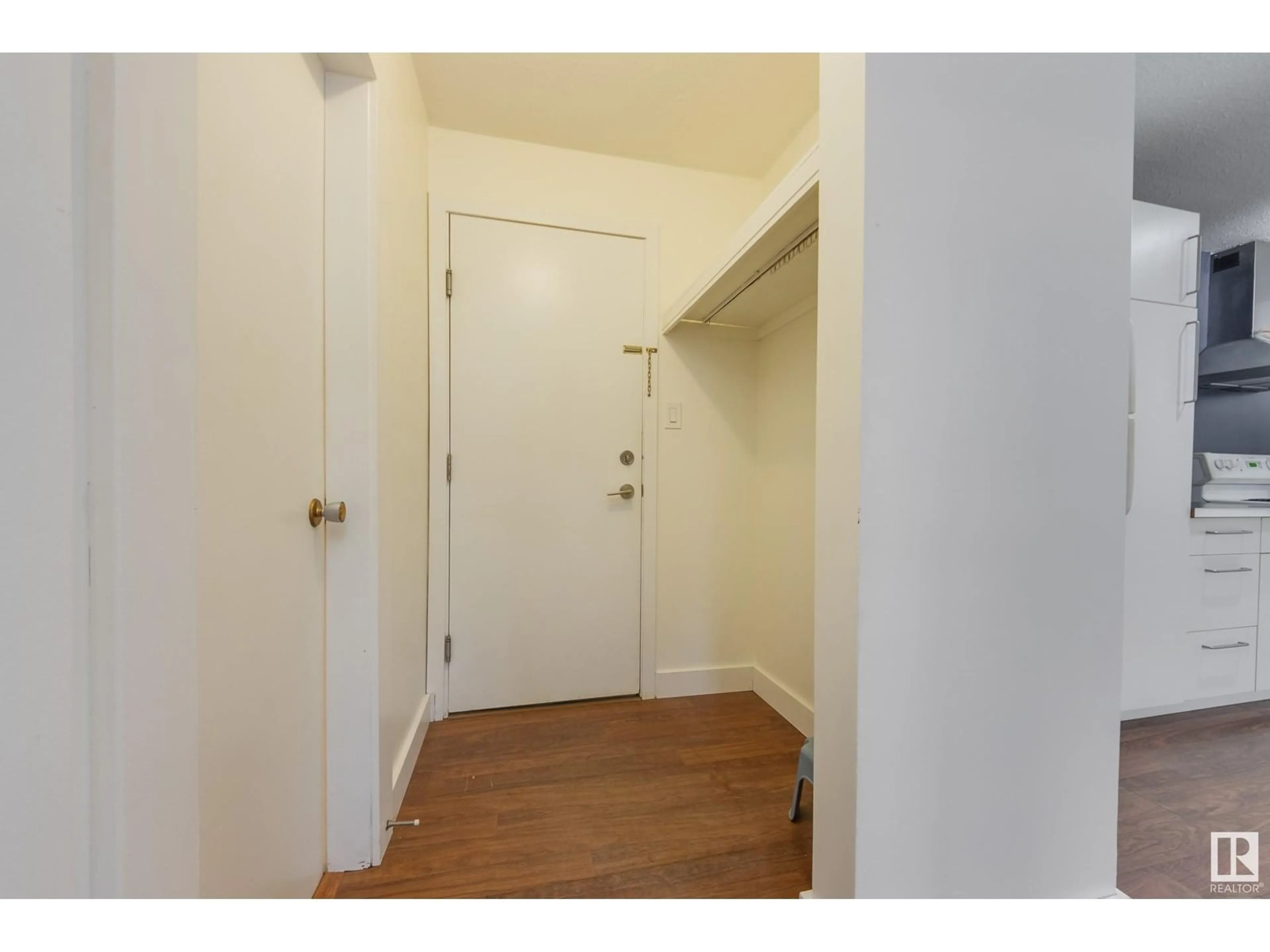 Indoor entryway for 5 - 10015 83 AV, Edmonton Alberta T6E2C3