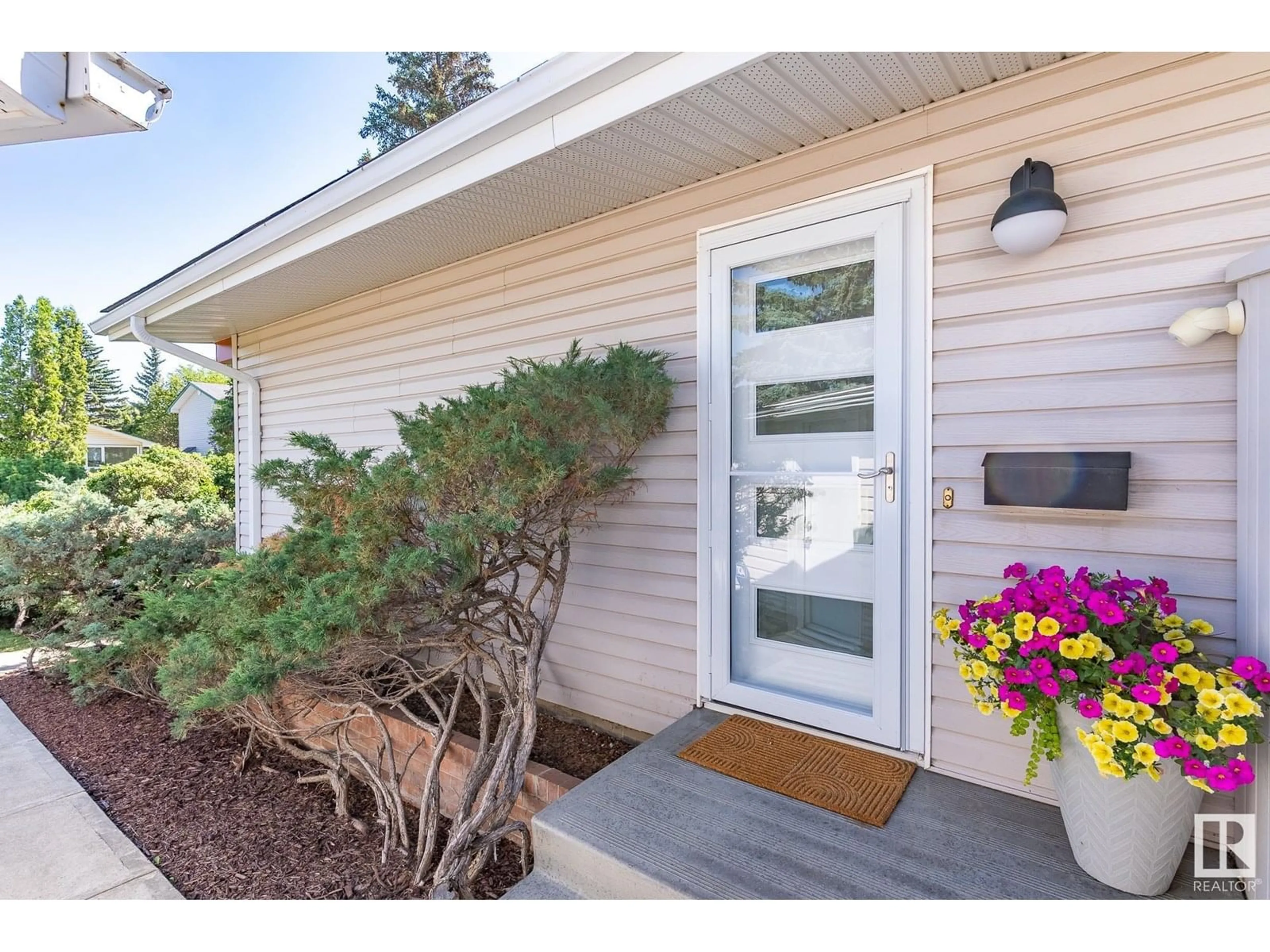 Indoor entryway for NW - 15107 76A AV, Edmonton Alberta T5R3A7