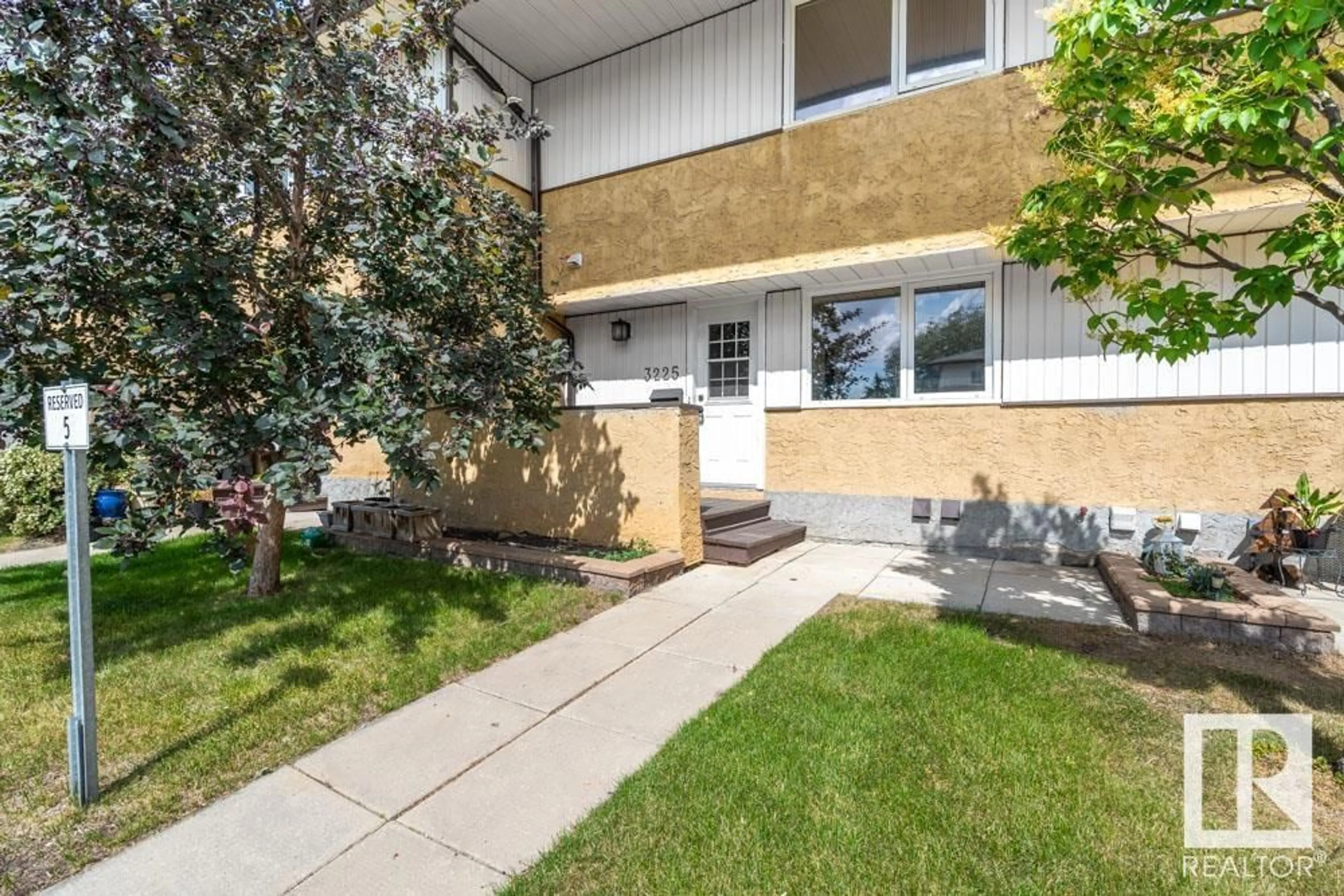 Patio, street for 3225 139 AV, Edmonton Alberta T5Y1T2