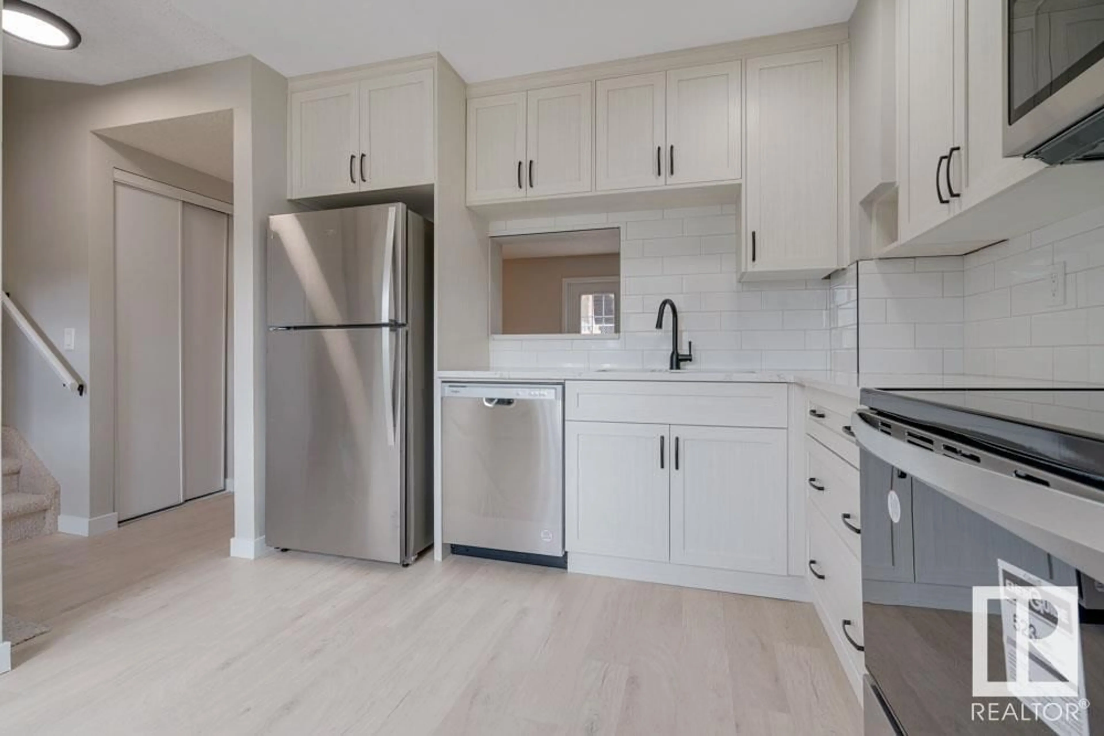 Standard kitchen, unknown for 3225 139 AV, Edmonton Alberta T5Y1T2