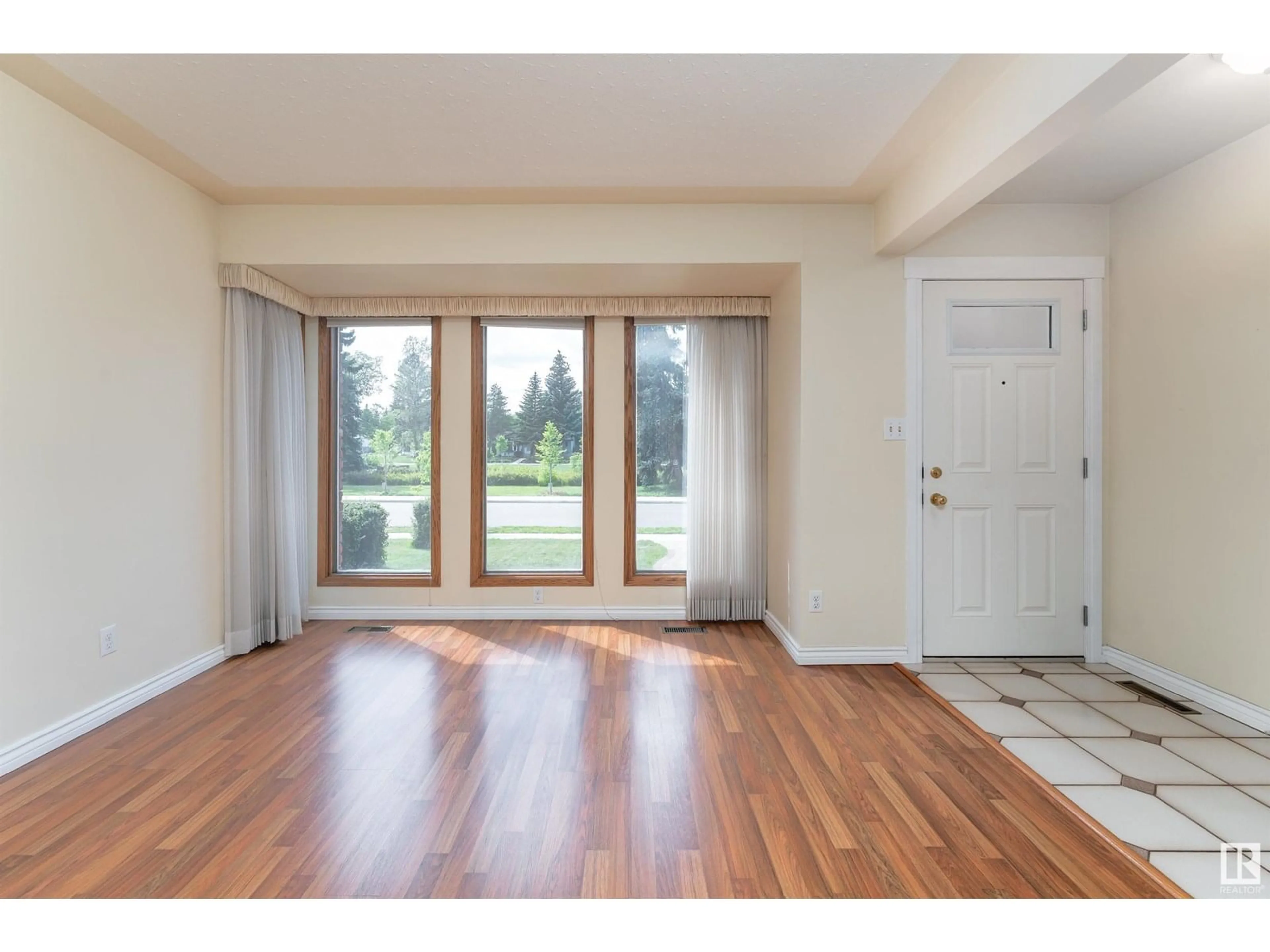 Indoor entryway for 5415 105 ST, Edmonton Alberta T6H2M7