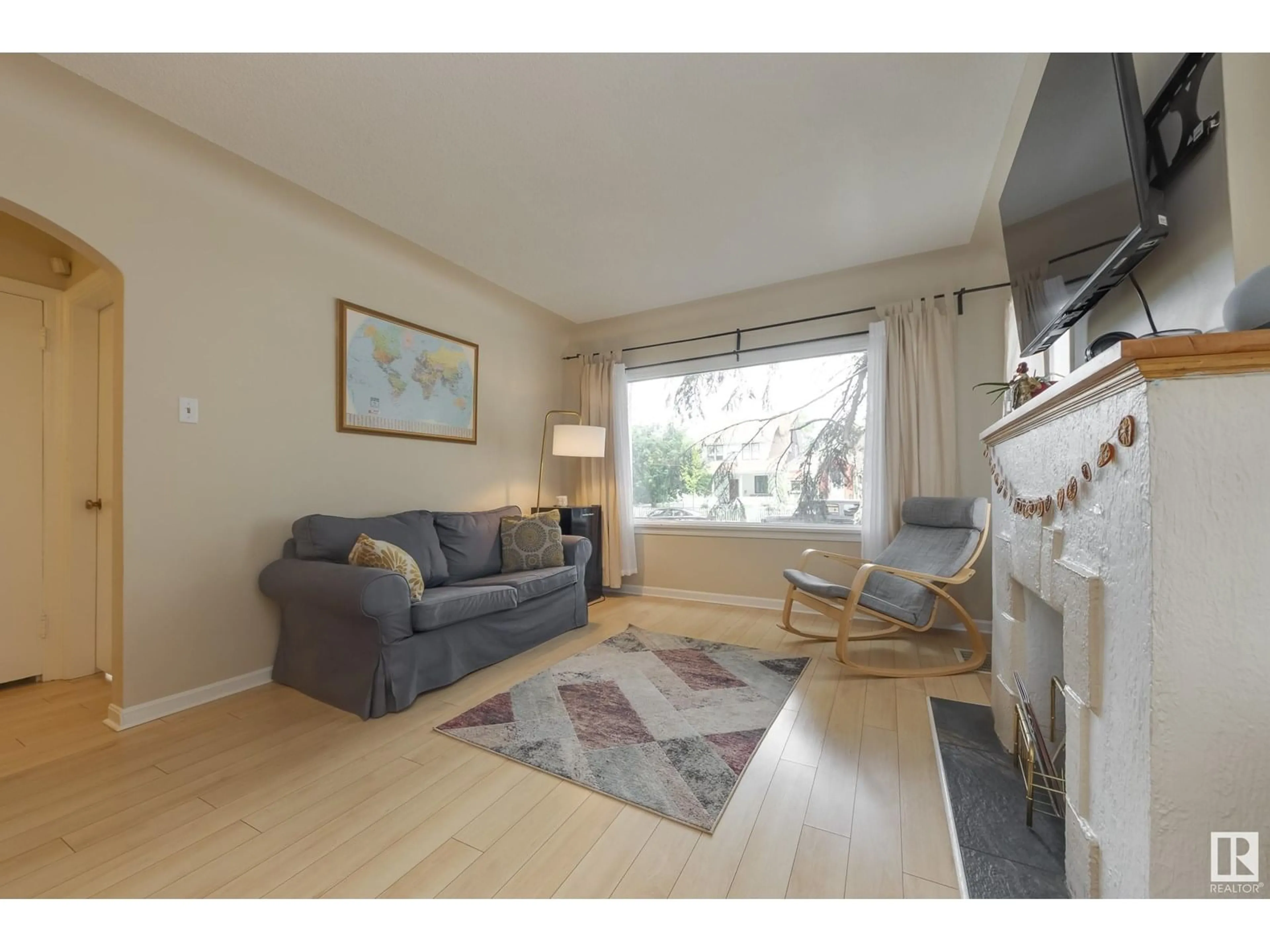 Living room with furniture, wood/laminate floor for 9909 87 AV, Edmonton Alberta T6E2N8