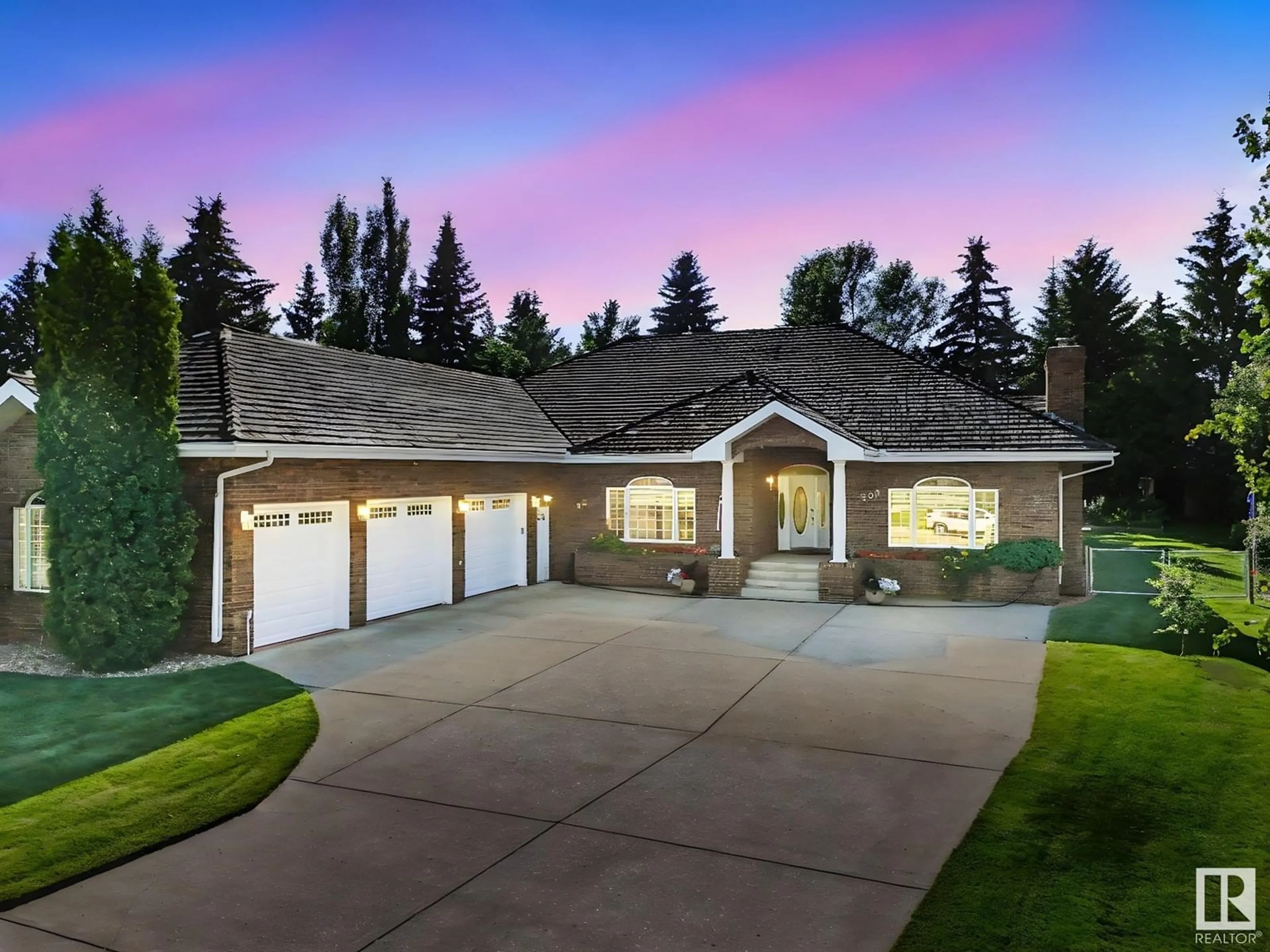 Home with vinyl exterior material, street for 382 ESTATE DR, Sherwood Park Alberta T8B1L8