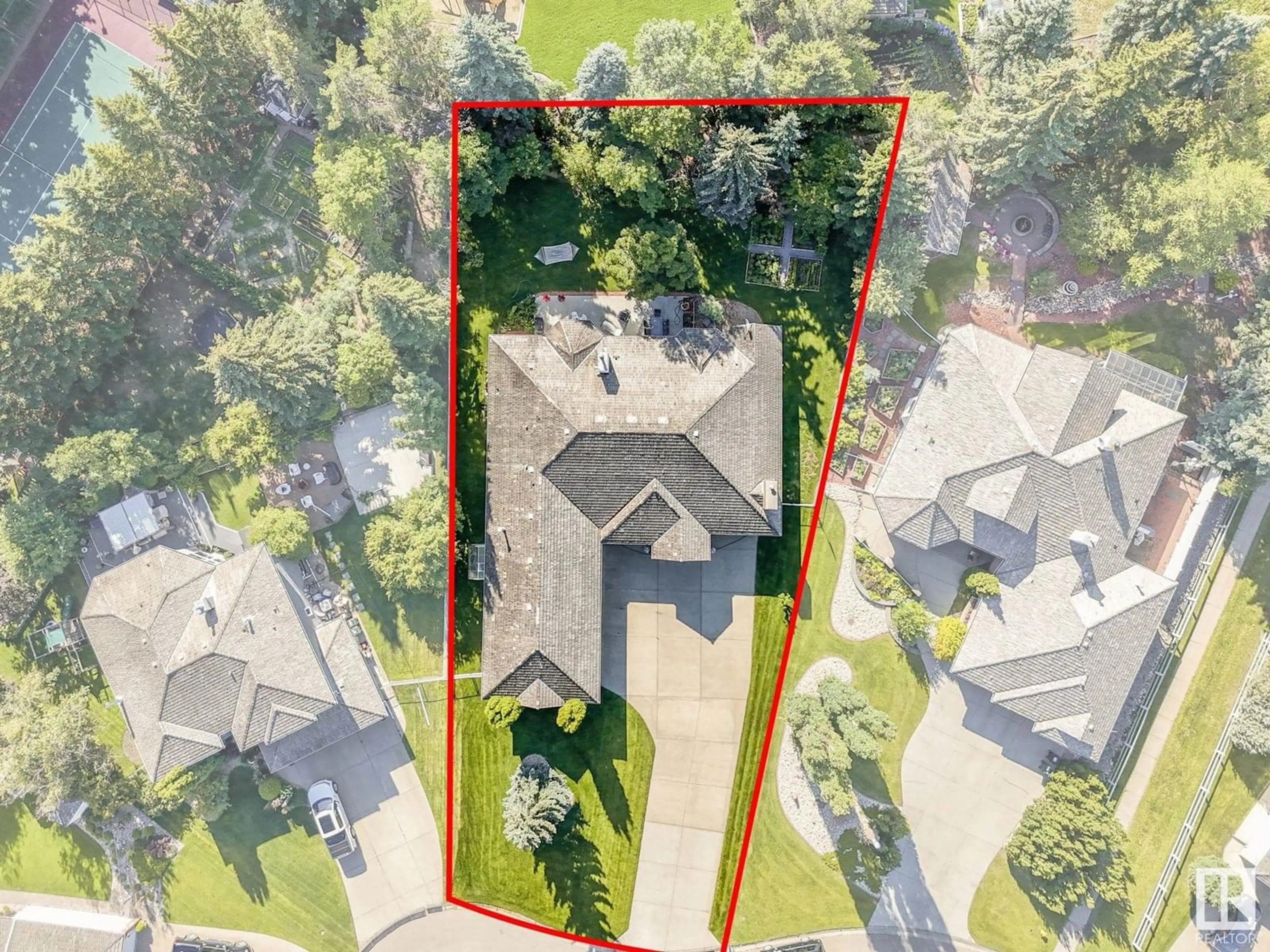 A pic from outside/outdoor area/front of a property/back of a property/a pic from drone, street for 382 ESTATE DR, Sherwood Park Alberta T8B1L8