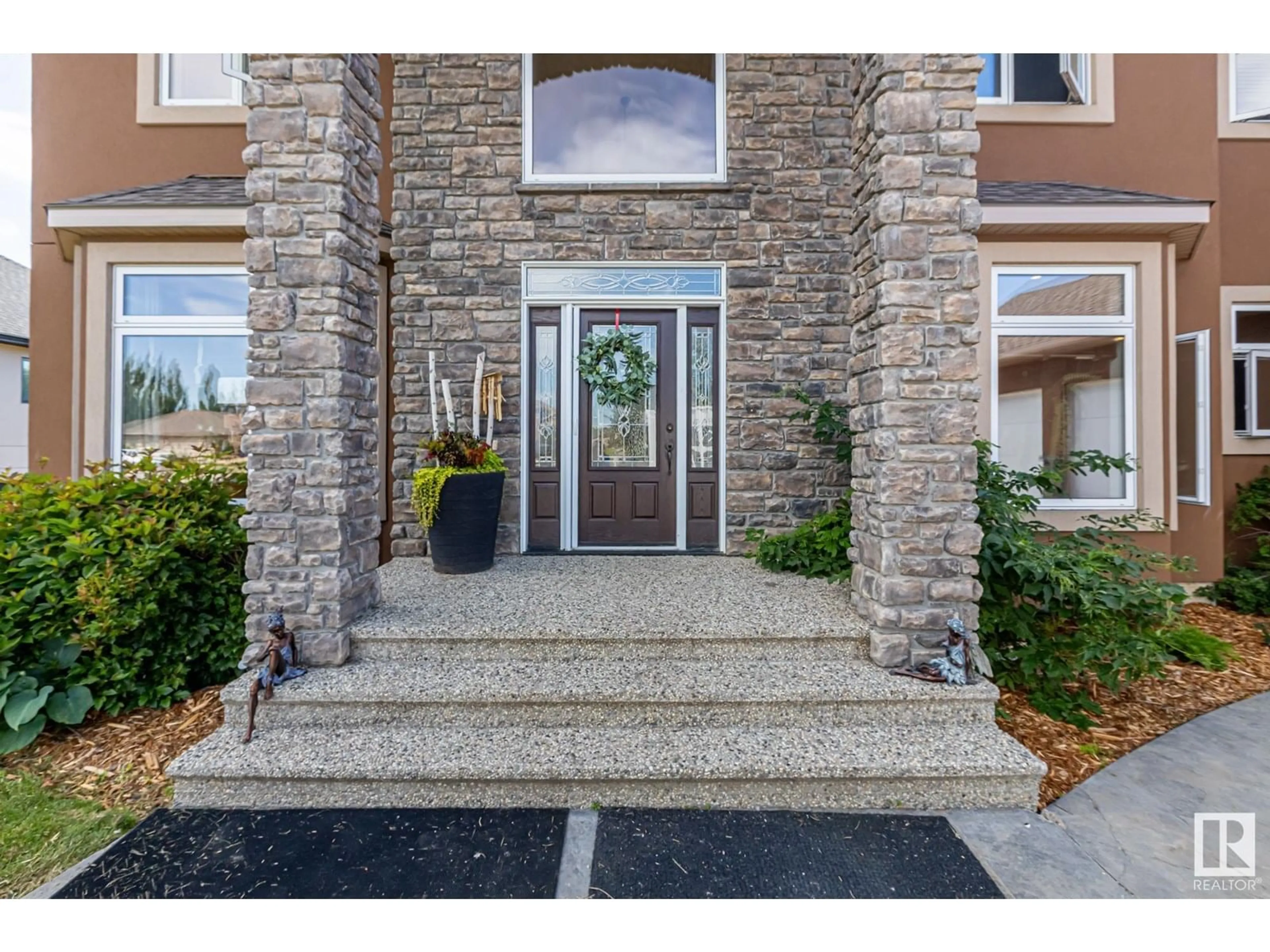 Indoor entryway for 577 MANOR POINTE, Rural Sturgeon County Alberta T8T0C7