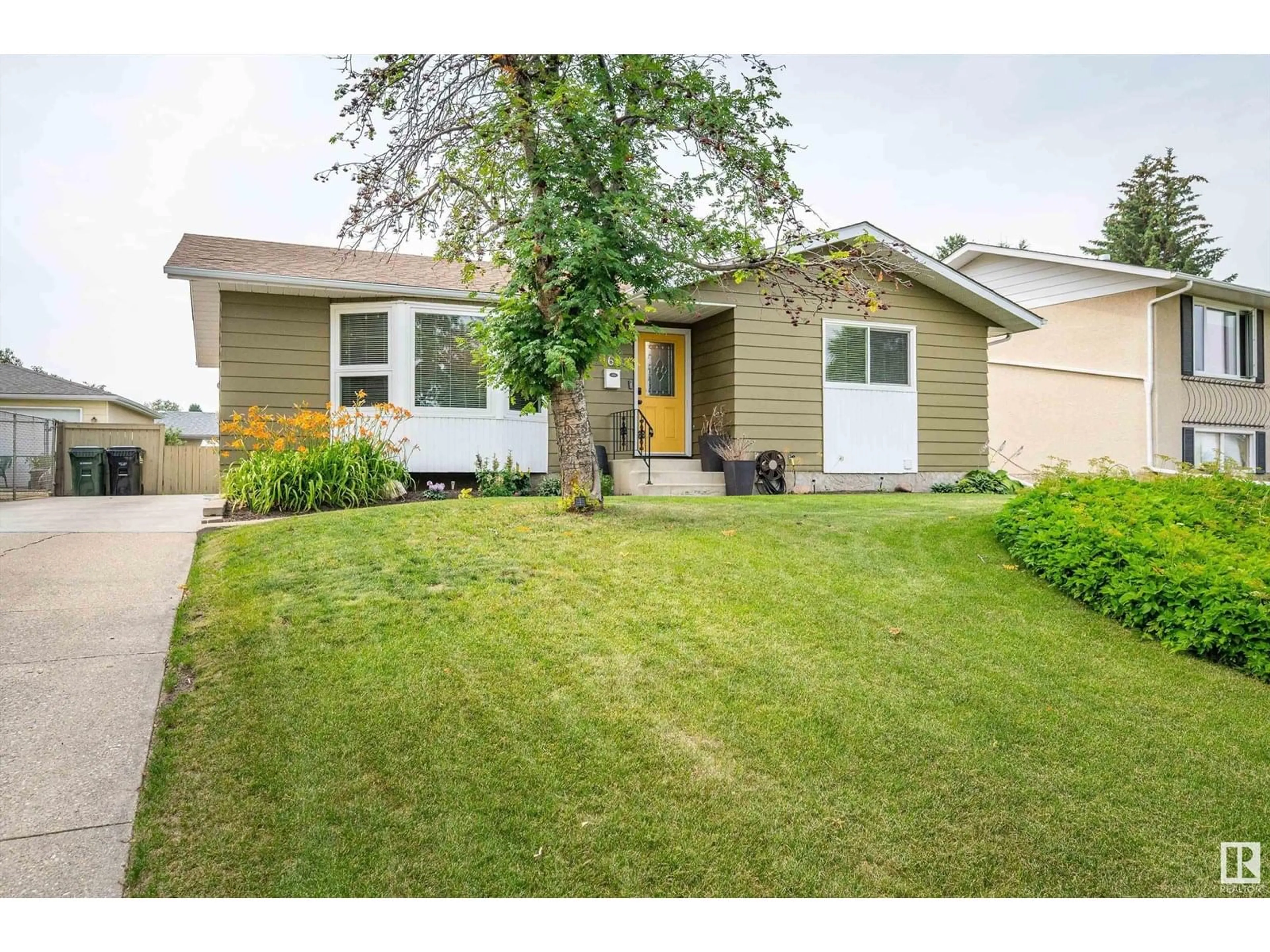 Home with vinyl exterior material, street for 165 GEORGIAN WY, Sherwood Park Alberta T8A2W7