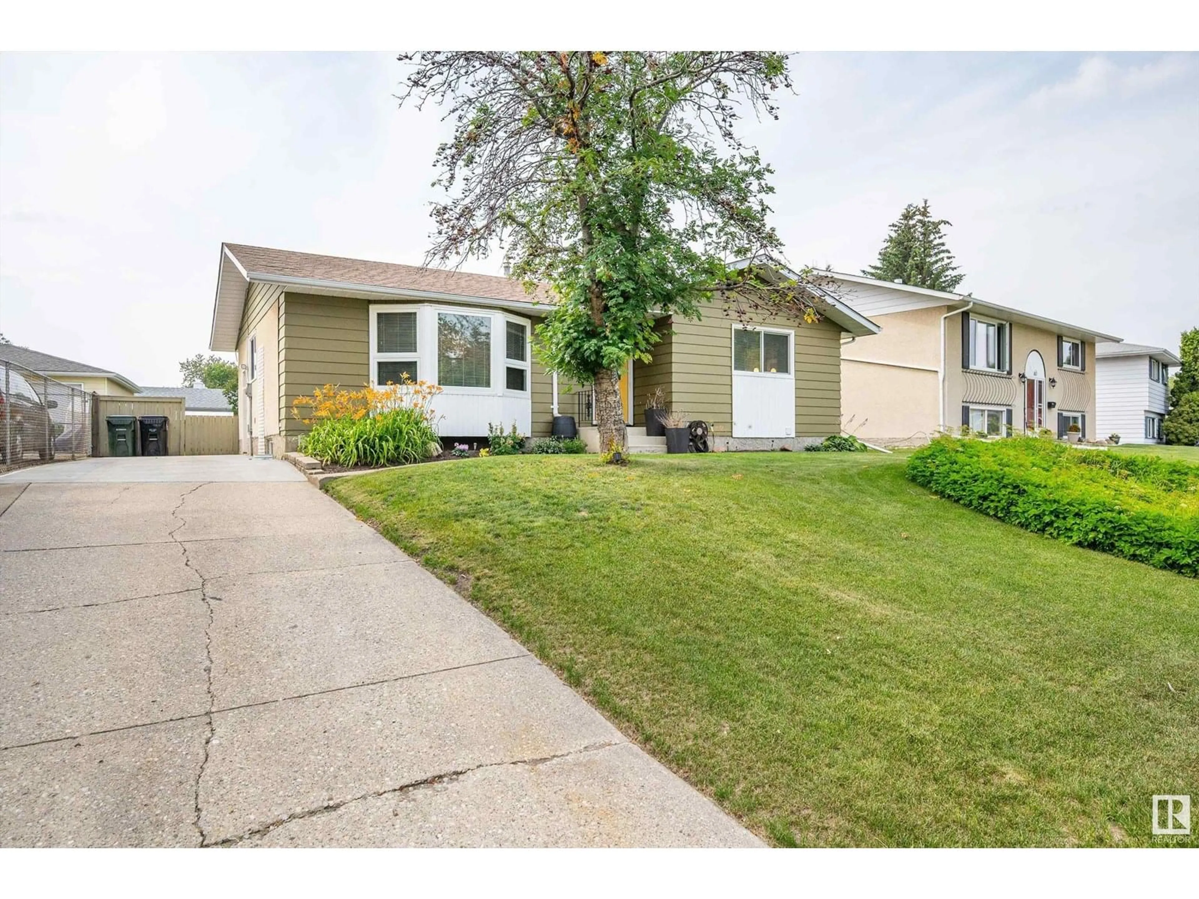 Home with vinyl exterior material, street for 165 GEORGIAN WY, Sherwood Park Alberta T8A2W7