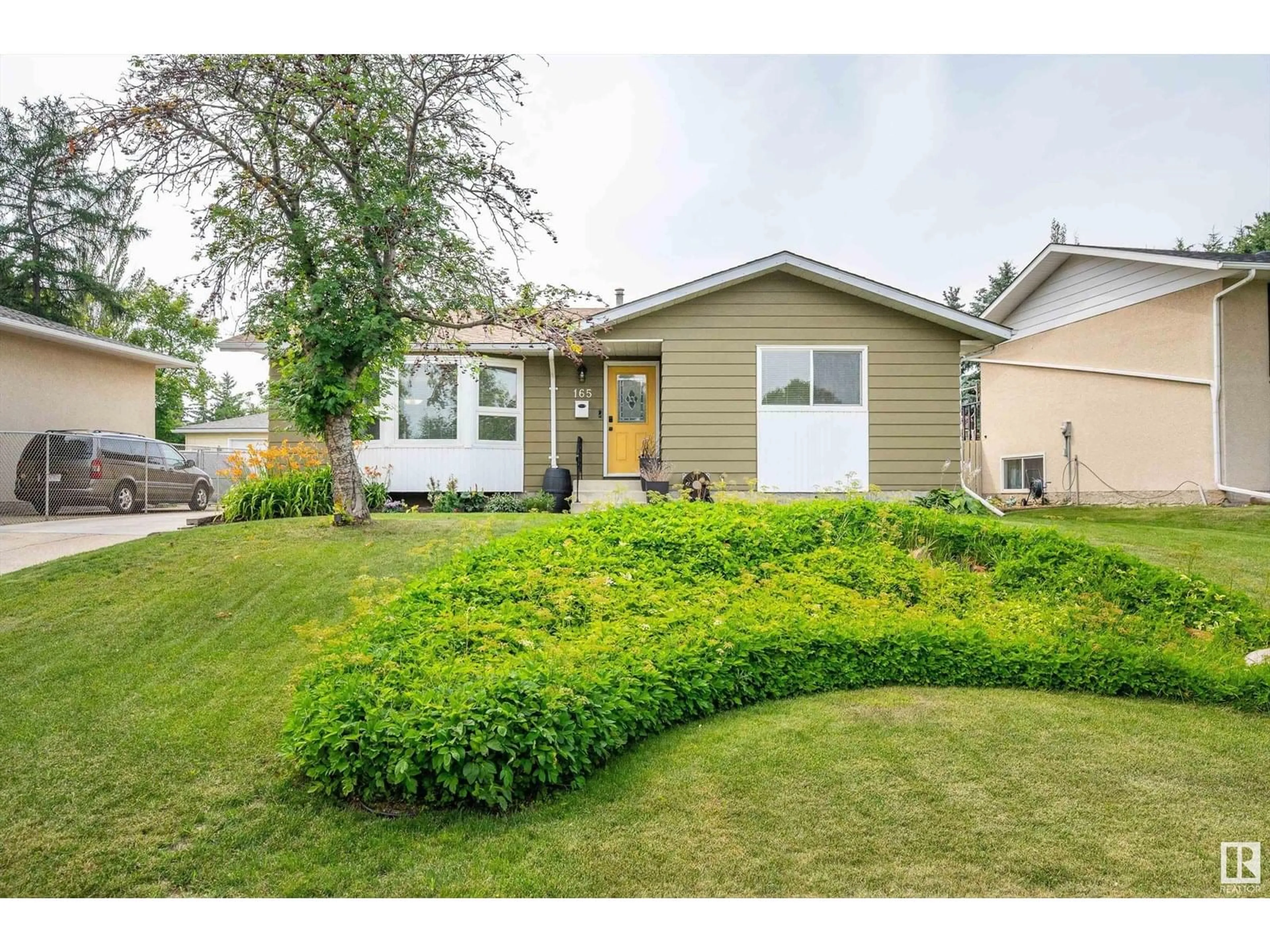 Home with vinyl exterior material, street for 165 GEORGIAN WY, Sherwood Park Alberta T8A2W7