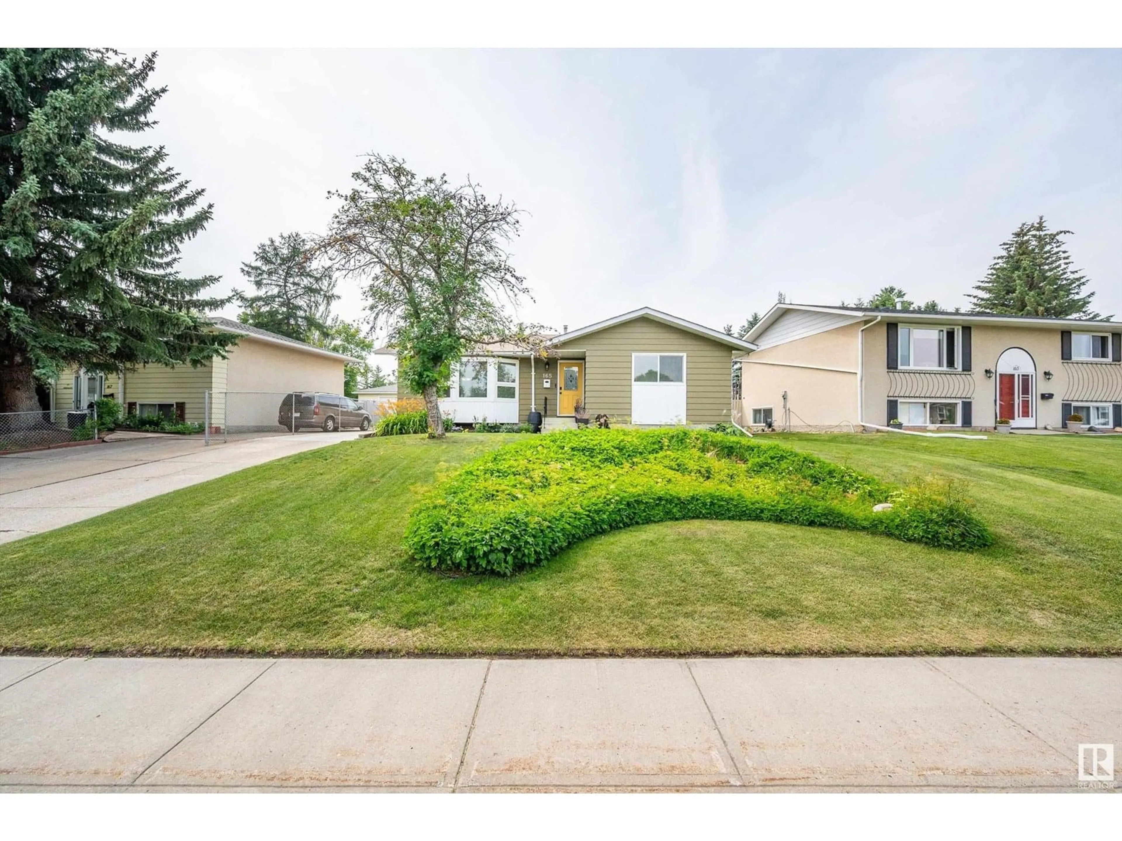 Home with vinyl exterior material, street for 165 GEORGIAN WY, Sherwood Park Alberta T8A2W7