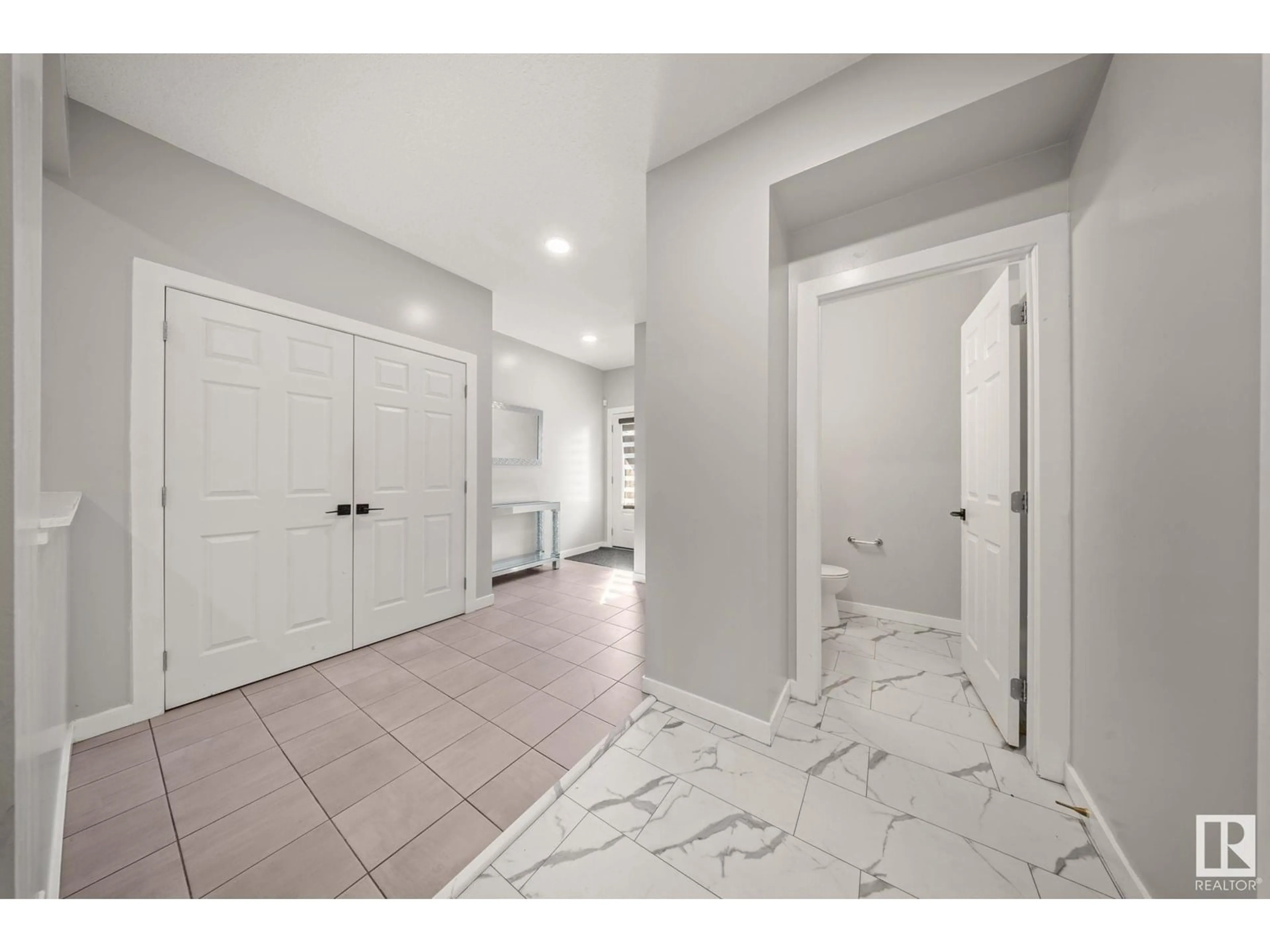 Indoor entryway for 3445 CHECKNITA TC, Edmonton Alberta T6W4W5