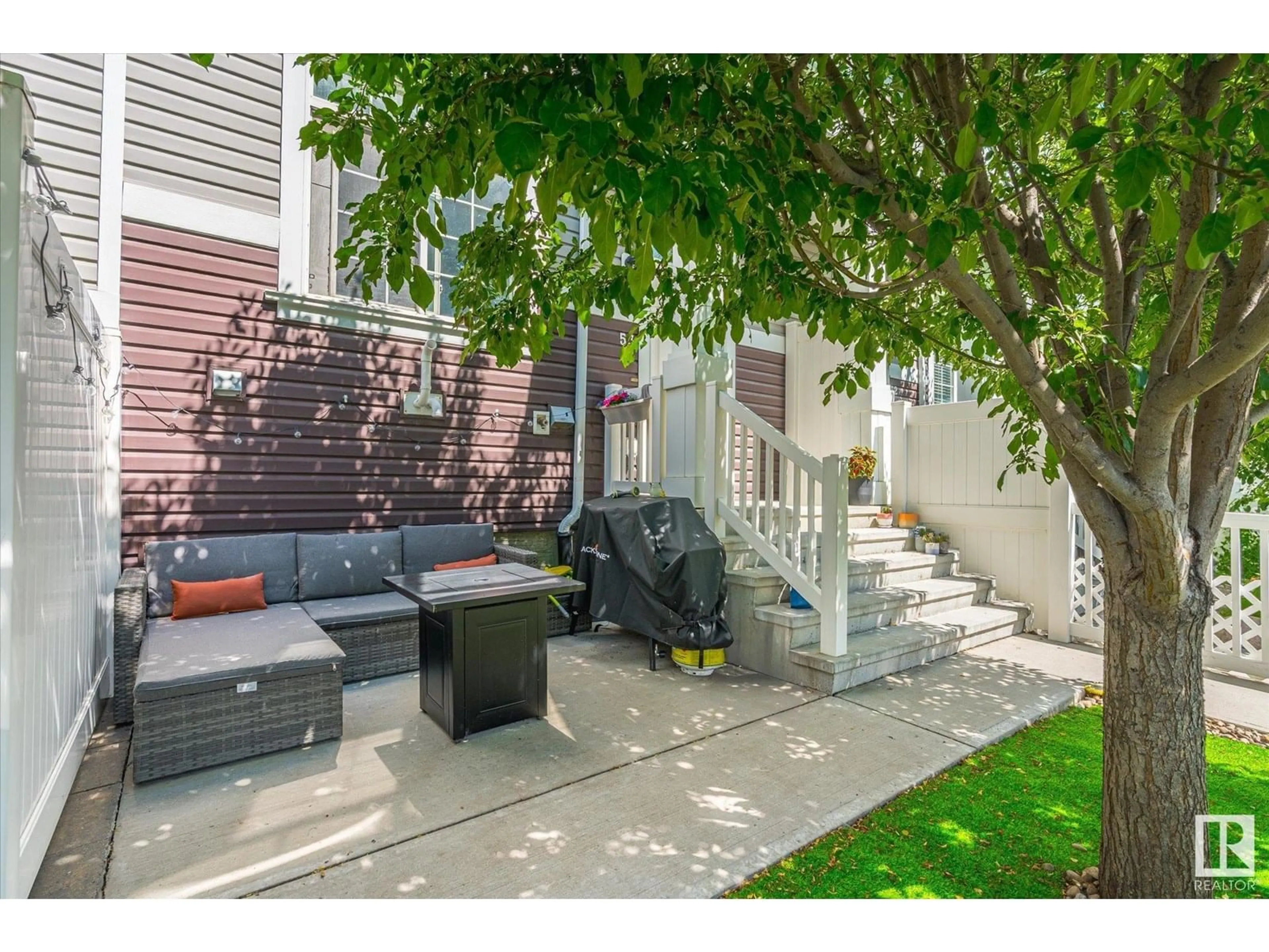Patio, street for 9151 - 53 SHAW WY, Edmonton Alberta T6X1W7