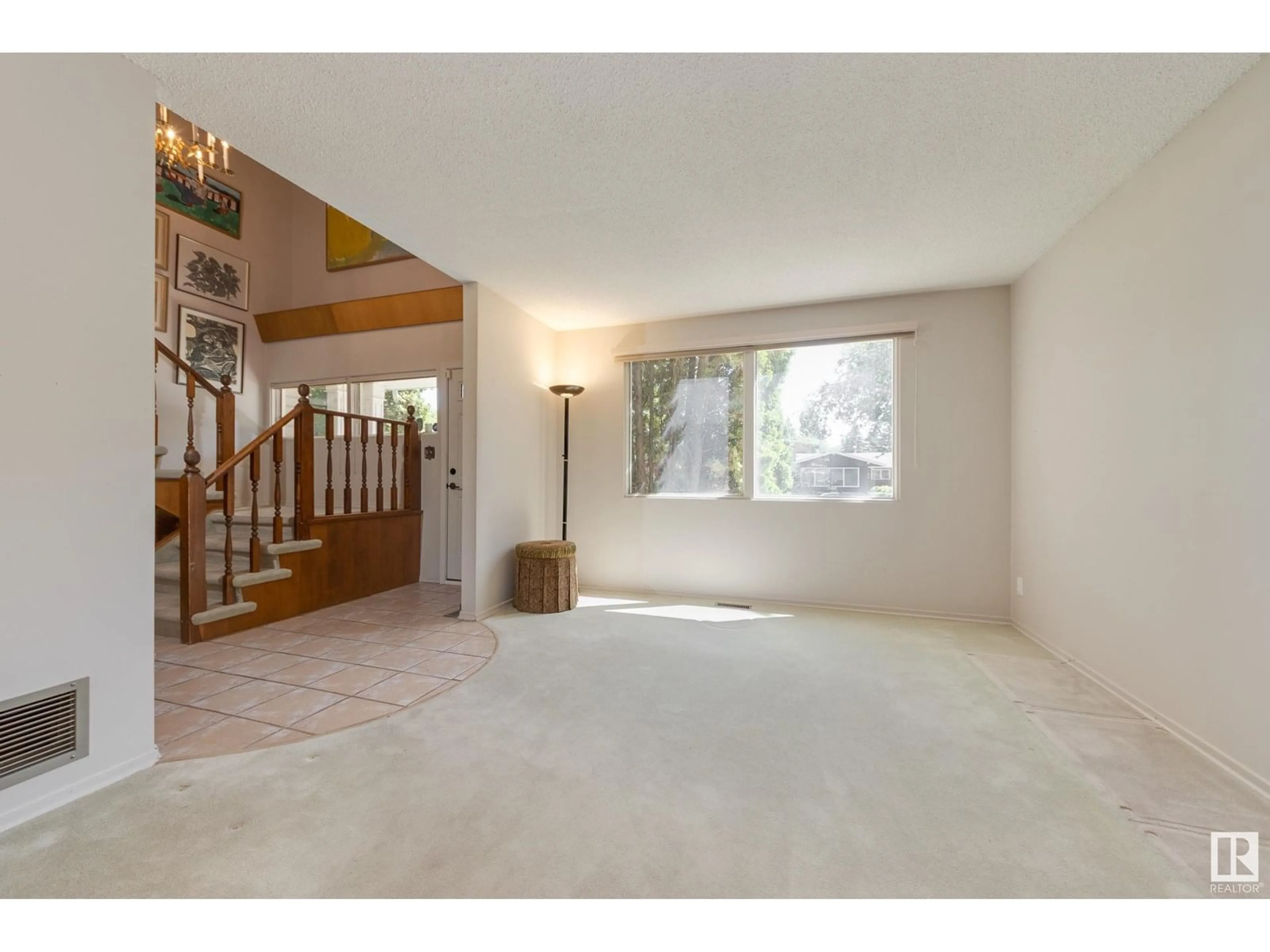 Indoor foyer for 7912 142 ST, Edmonton Alberta T5R0L8