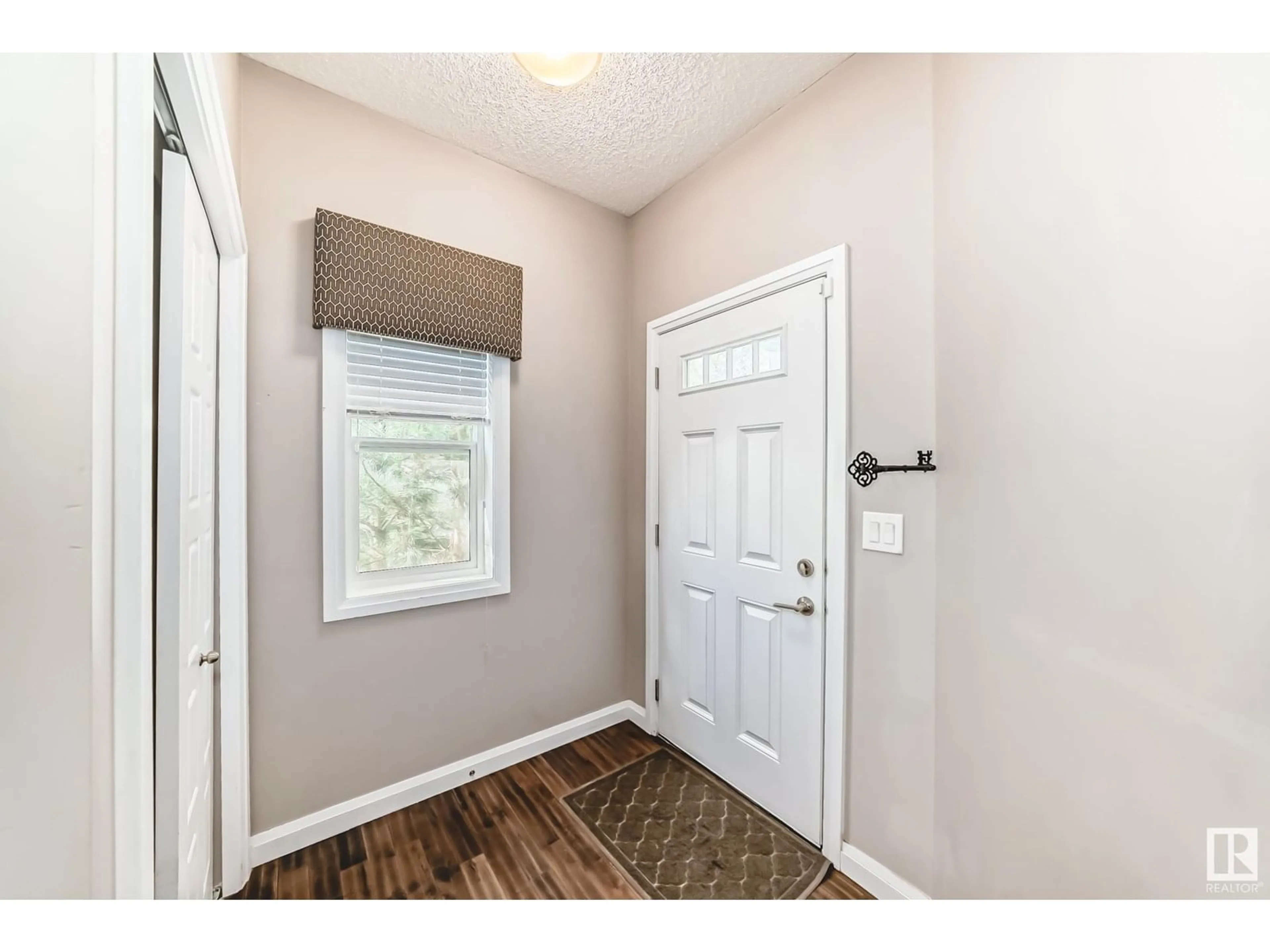 Indoor entryway for 3710 ALLAN DR, Edmonton Alberta T5H3V9