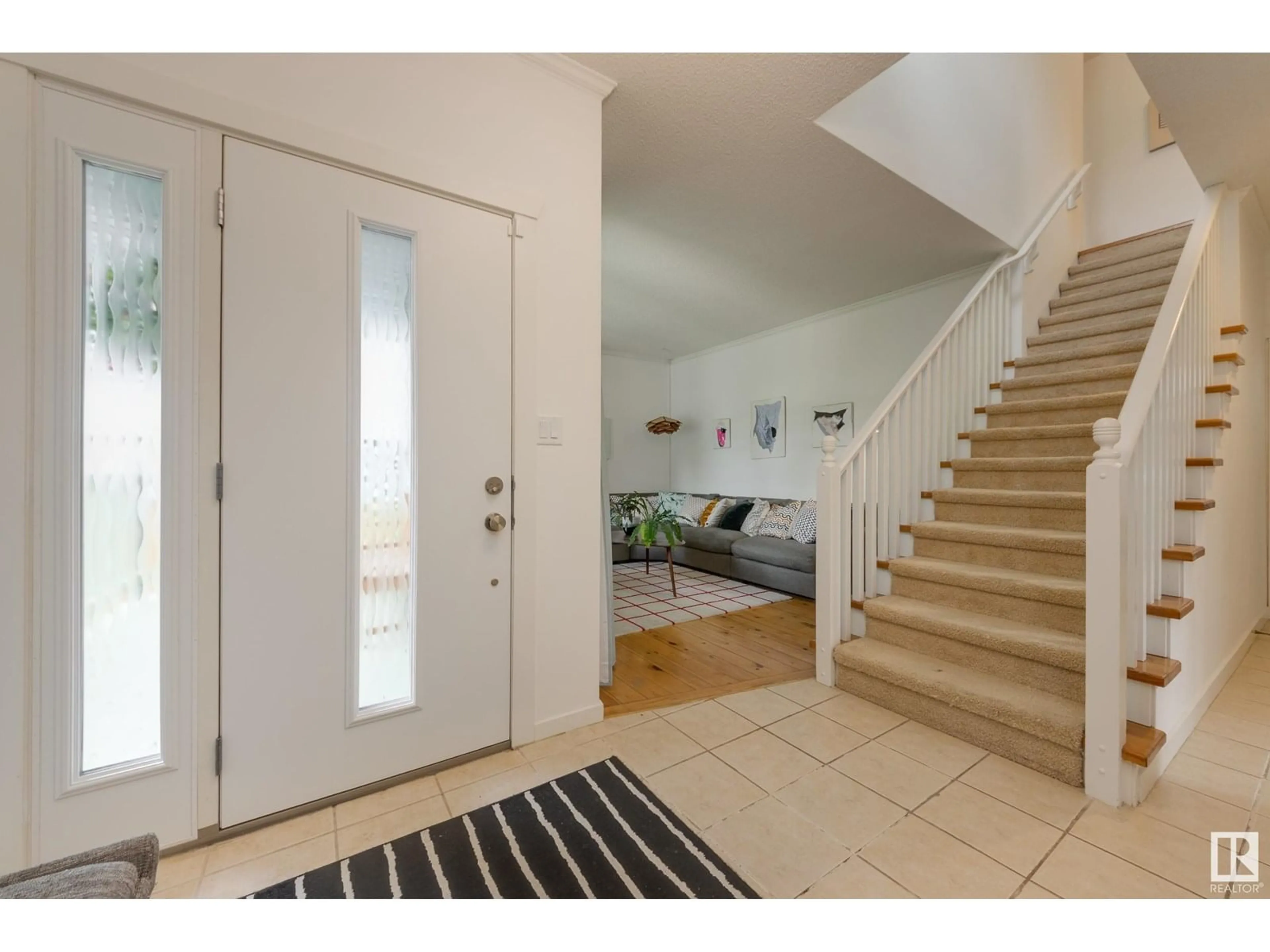 Indoor entryway for 11519 75 AV, Edmonton Alberta T6G0H9