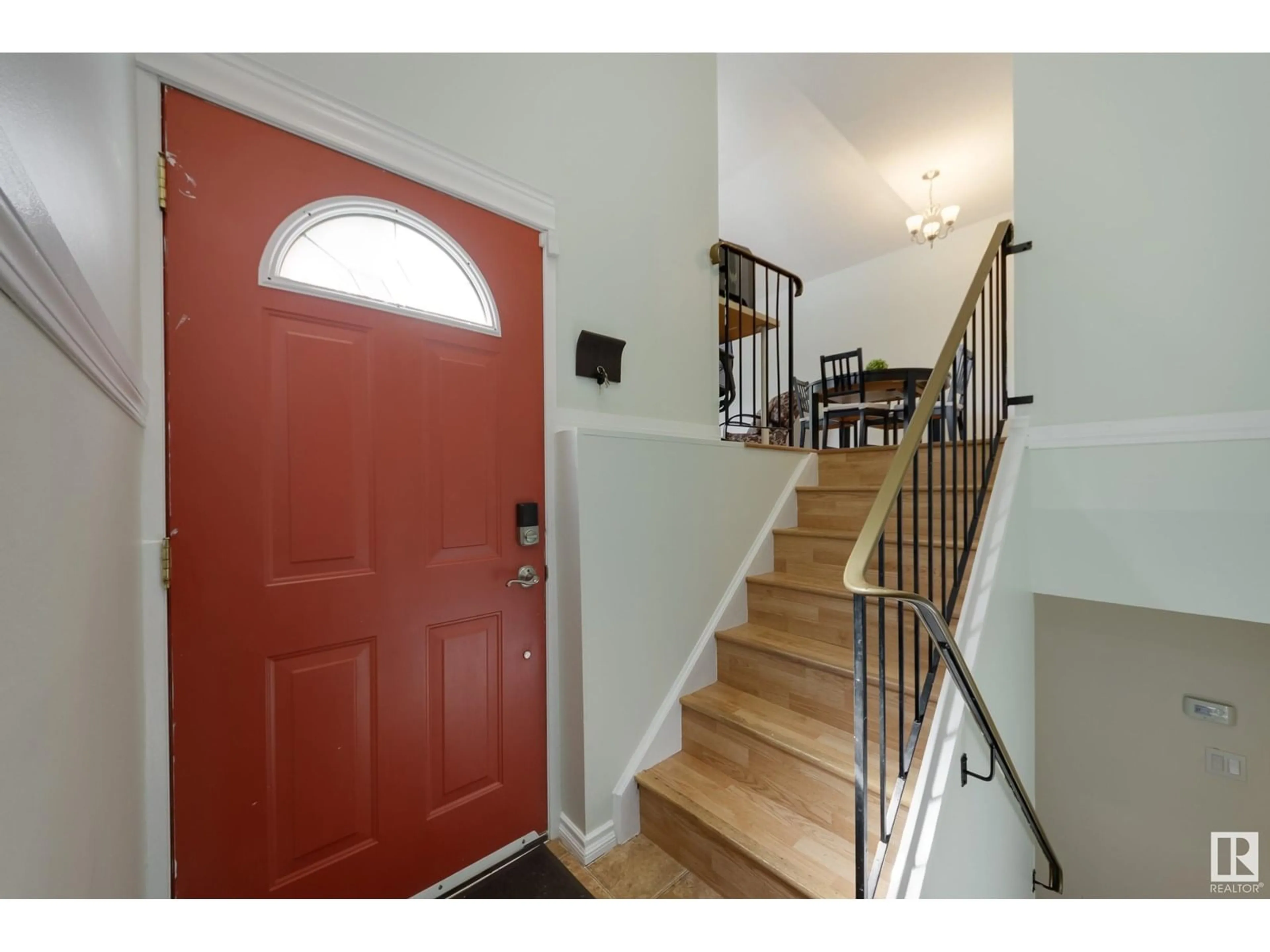 Indoor entryway for 315 WILLOW CO NW, Edmonton Alberta T5T2K7