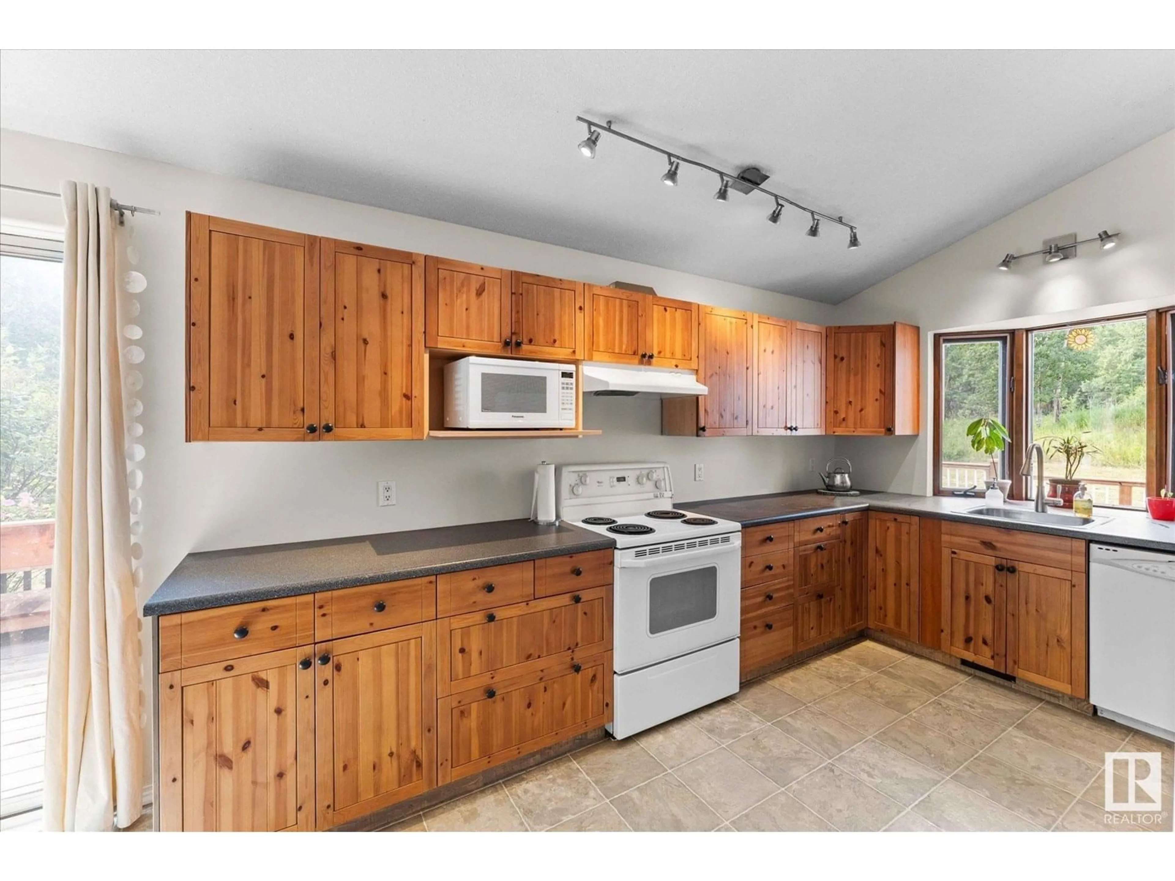 Standard kitchen, unknown for 30 54228 RGE ROAD 12, Rural Lac Ste. Anne County Alberta T0E1V2