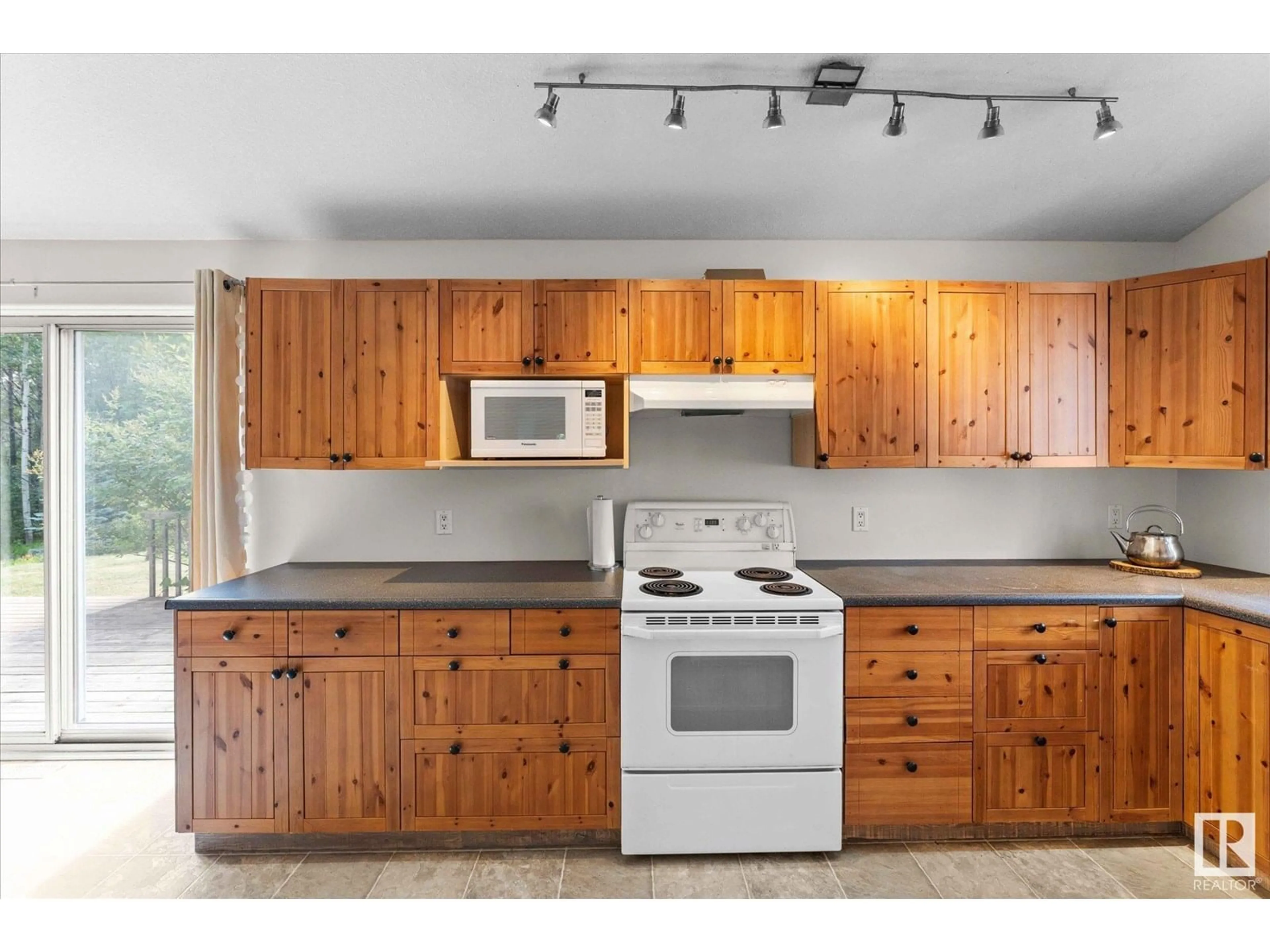 Standard kitchen, unknown for 30 54228 RGE ROAD 12, Rural Lac Ste. Anne County Alberta T0E1V2