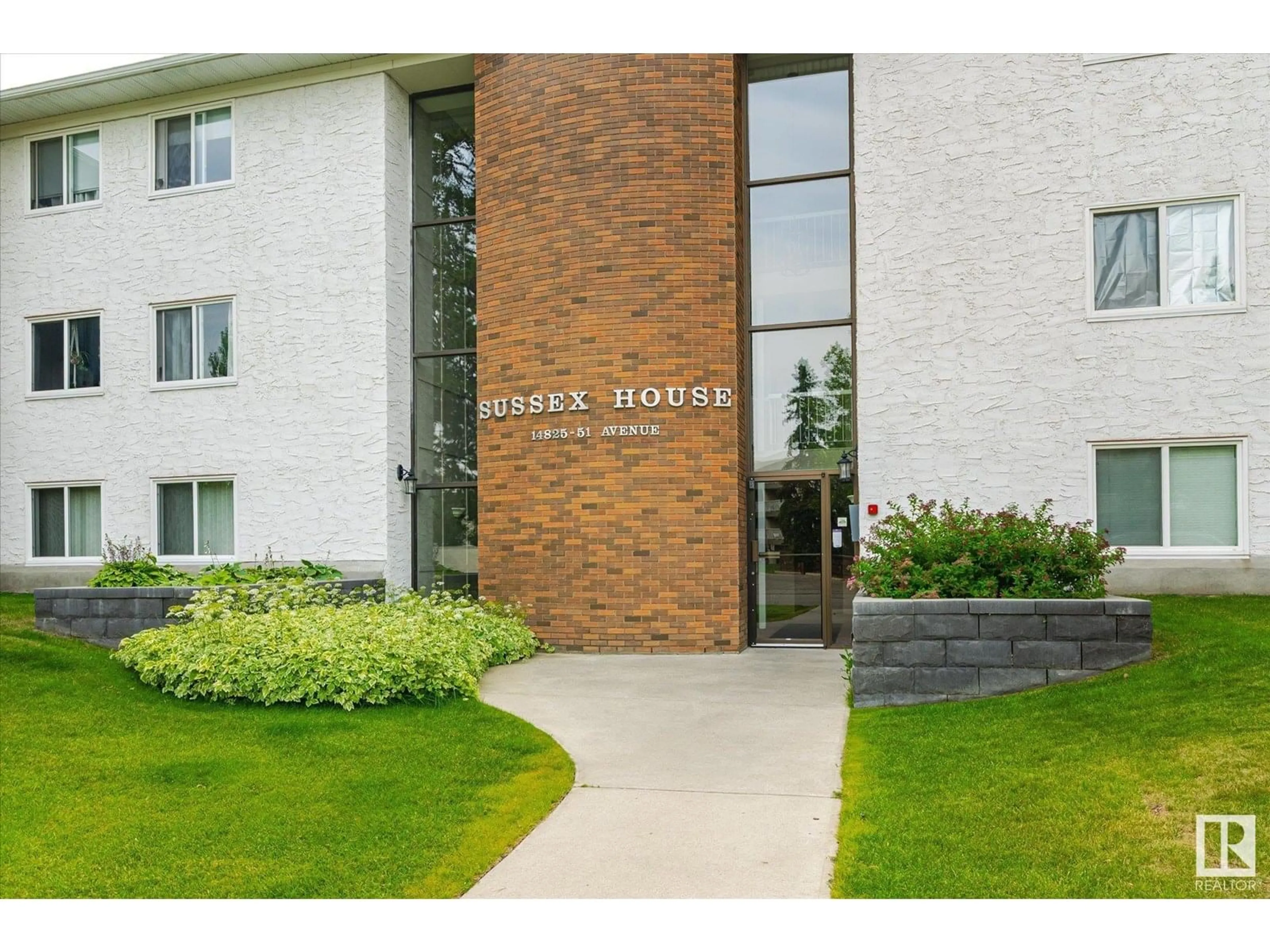 Indoor foyer for #102 - 14825 51 AV, Edmonton Alberta T6H5G4