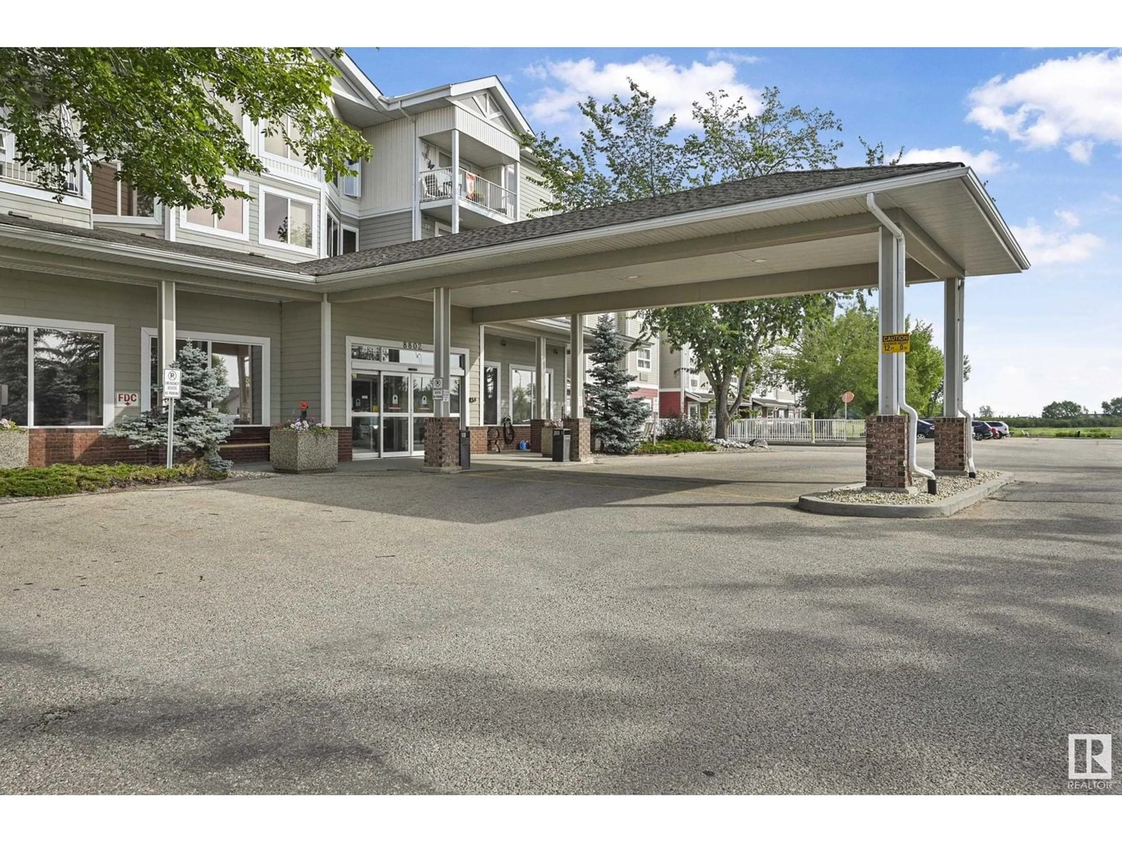 Indoor foyer for 8802 - 426 SOUTHFORT DR, Fort Saskatchewan Alberta T8L4R6