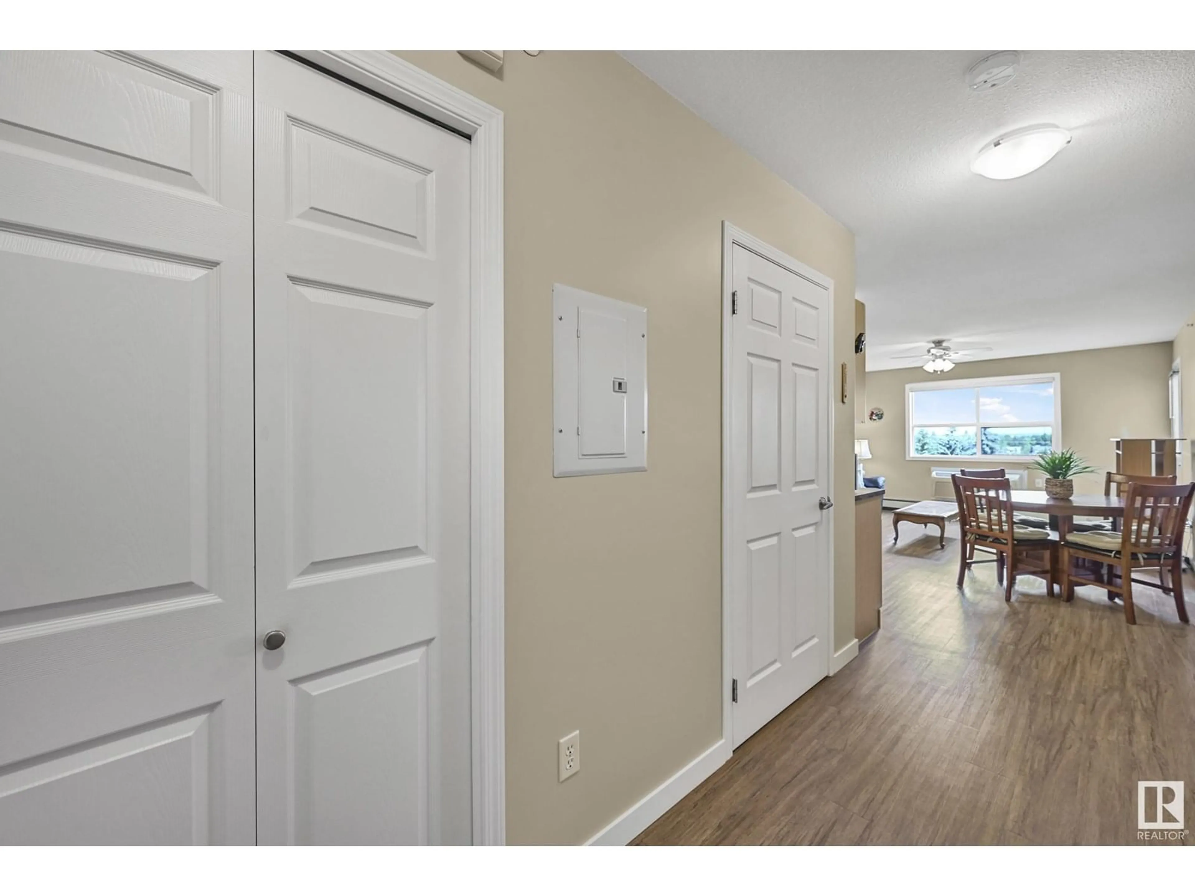 Indoor entryway for 8802 - 426 SOUTHFORT DR, Fort Saskatchewan Alberta T8L4R6
