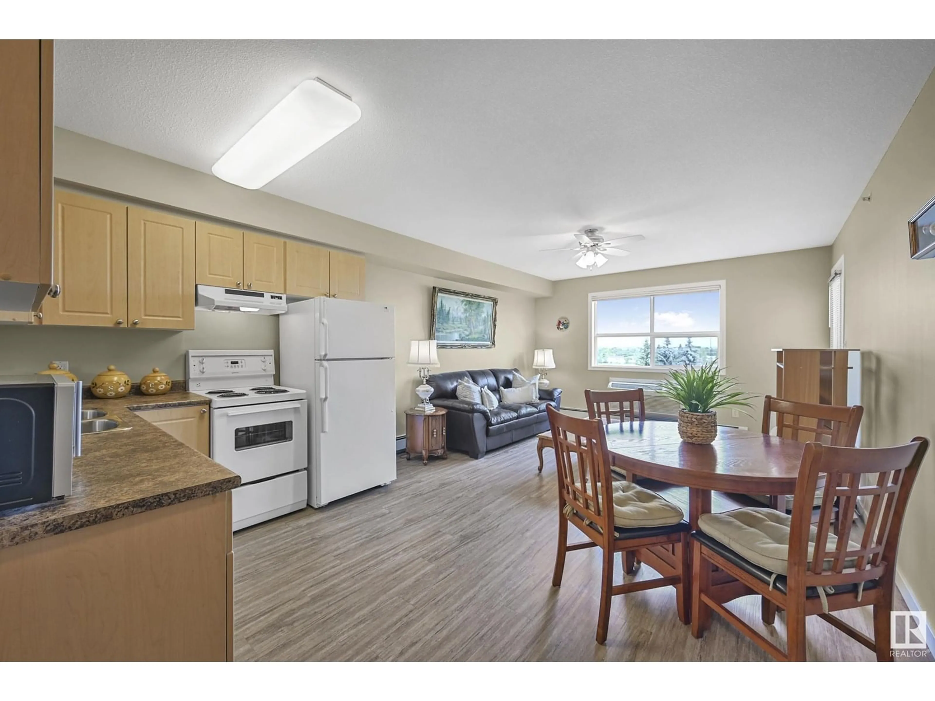 Standard kitchen, wood/laminate floor for 8802 - 426 SOUTHFORT DR, Fort Saskatchewan Alberta T8L4R6