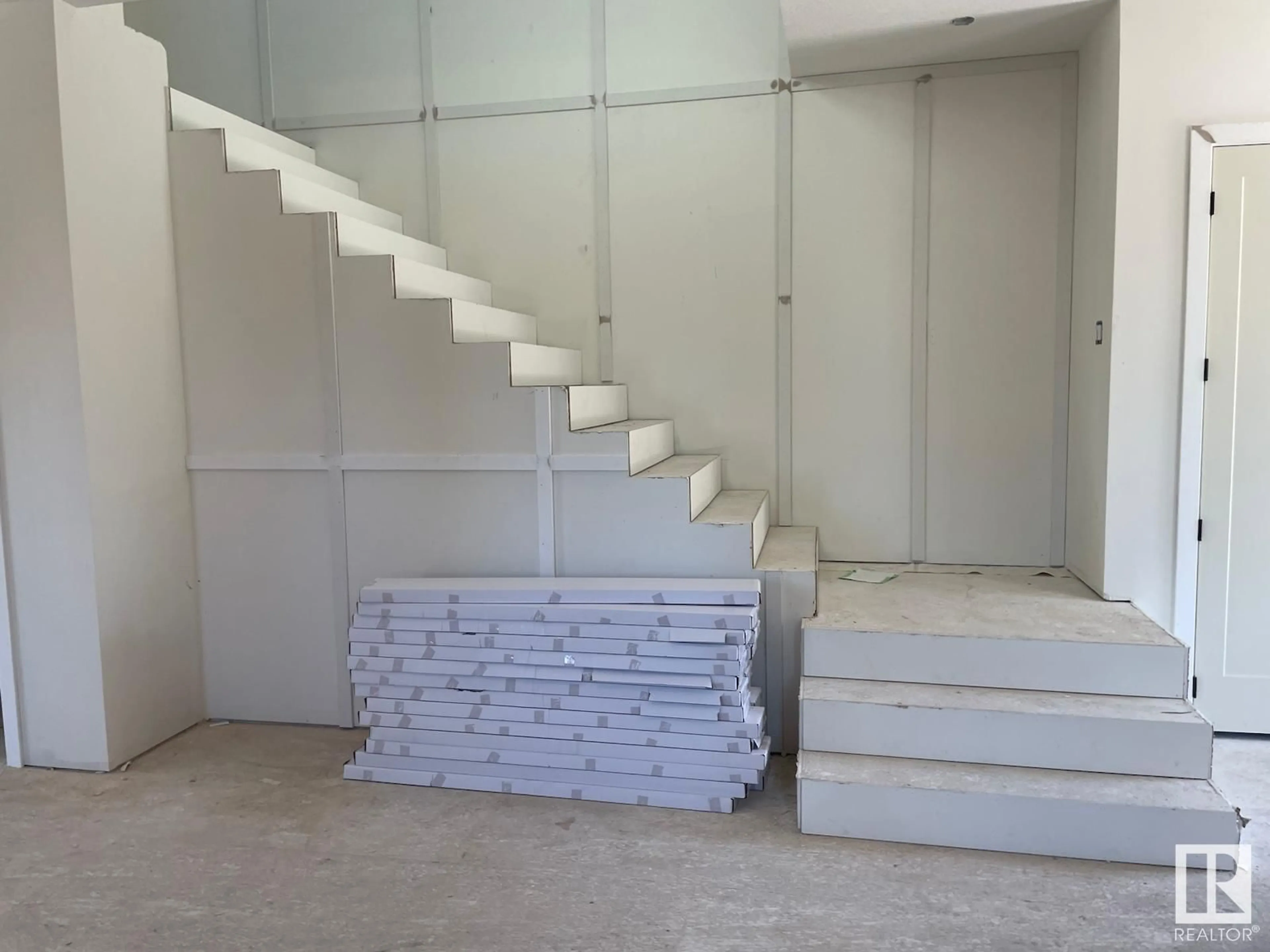 Stairs for NW - 14711 88 AV, Edmonton Alberta T5R4J9