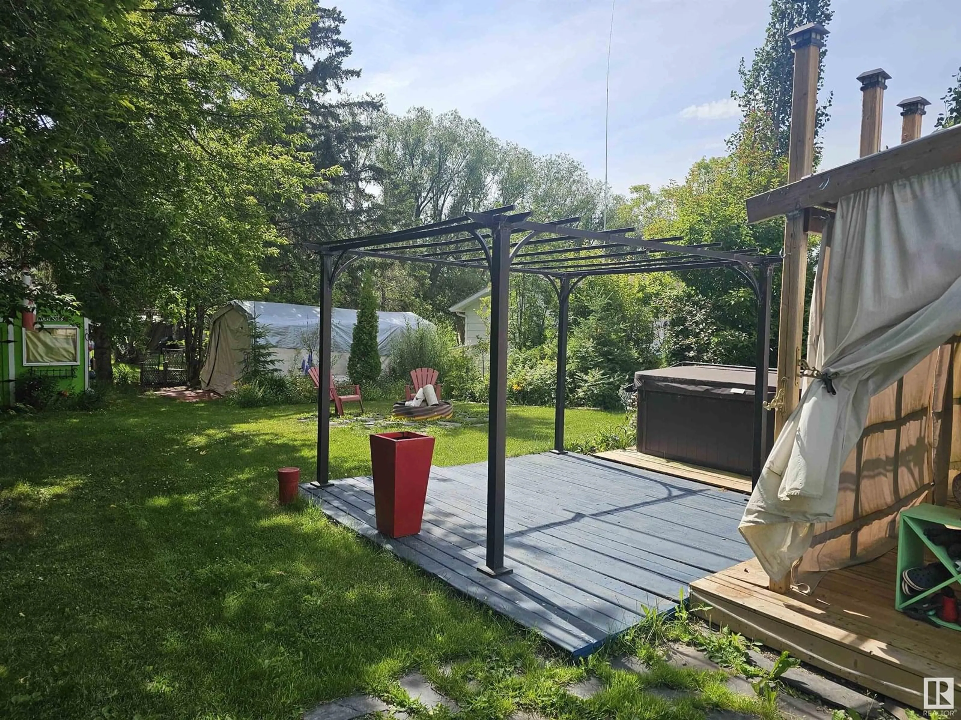 Patio, unknown for 303 3 ST, Rural Lac Ste. Anne County Alberta T0E1A0