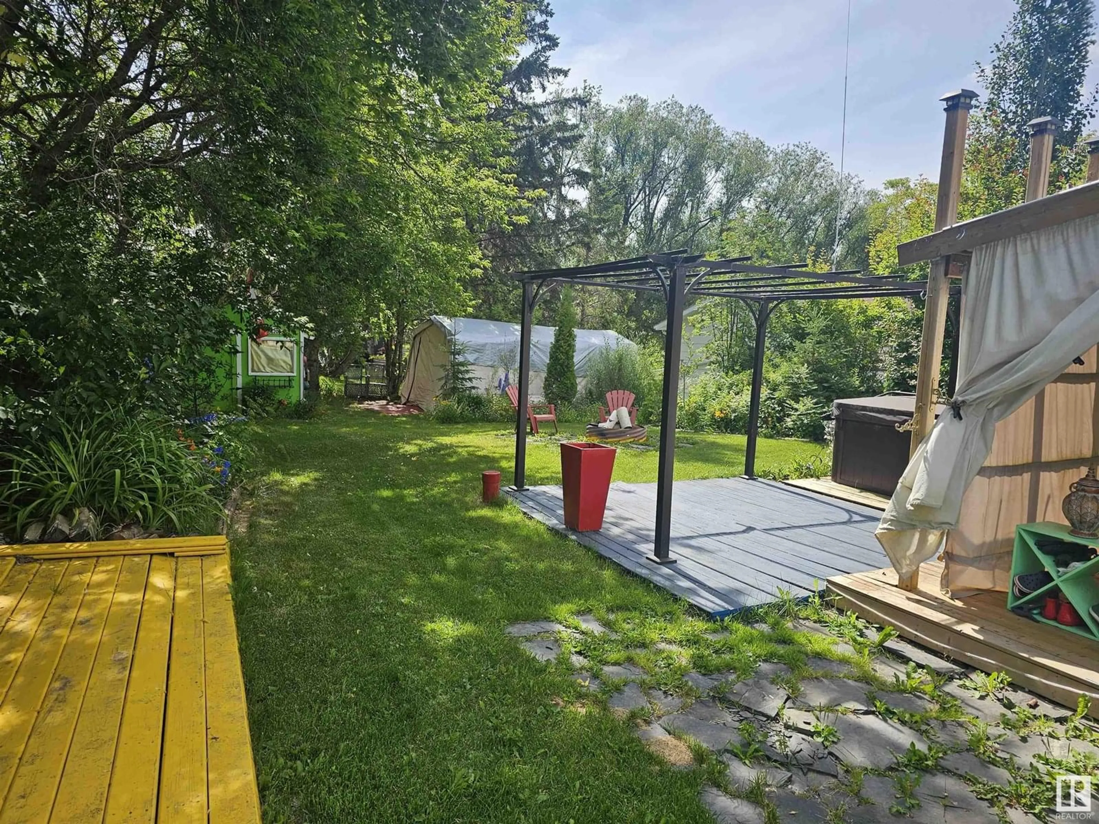 Patio, unknown for 303 3 ST, Rural Lac Ste. Anne County Alberta T0E1A0