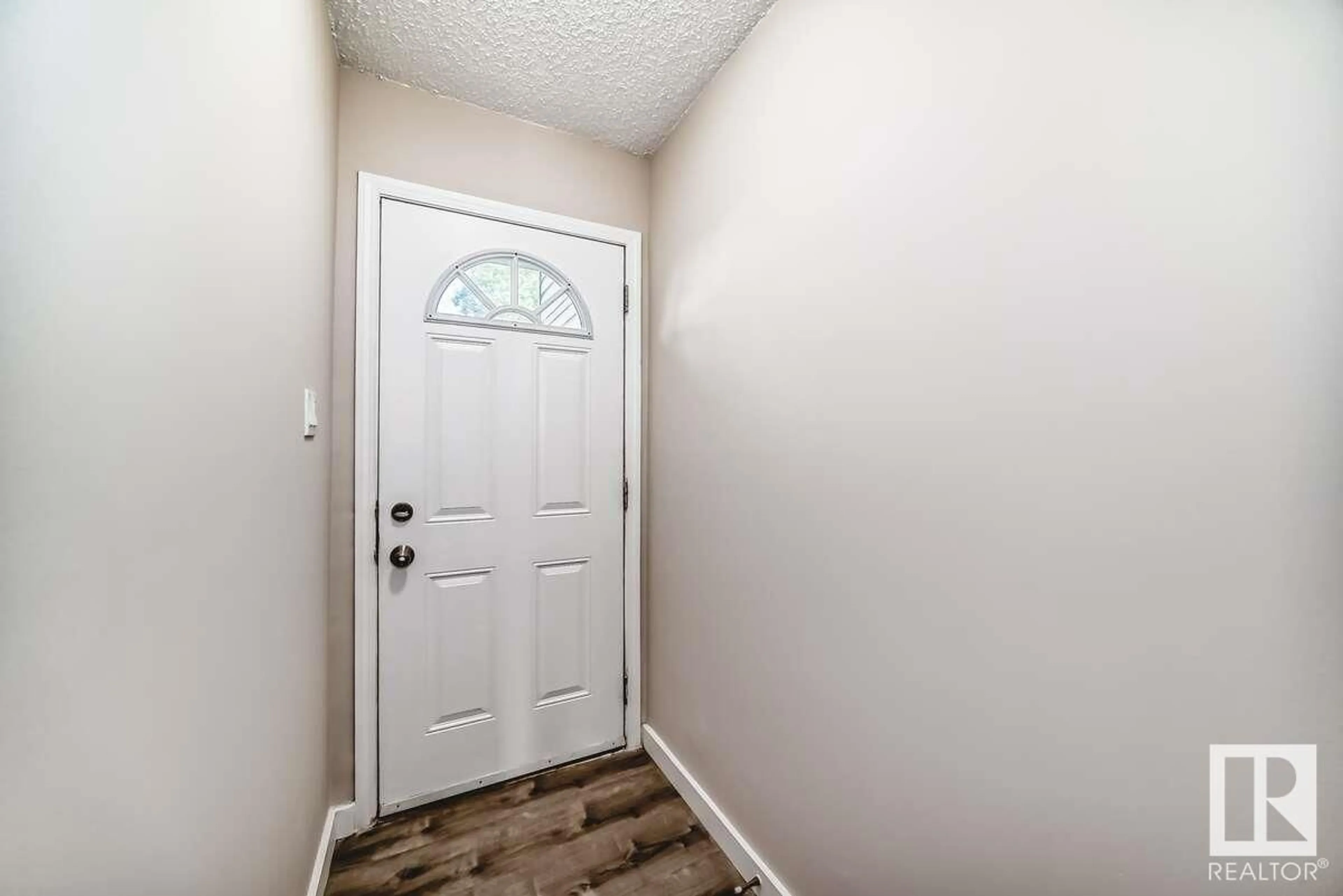 Indoor entryway for 1259 HOOKE RD, Edmonton Alberta T5A4A4