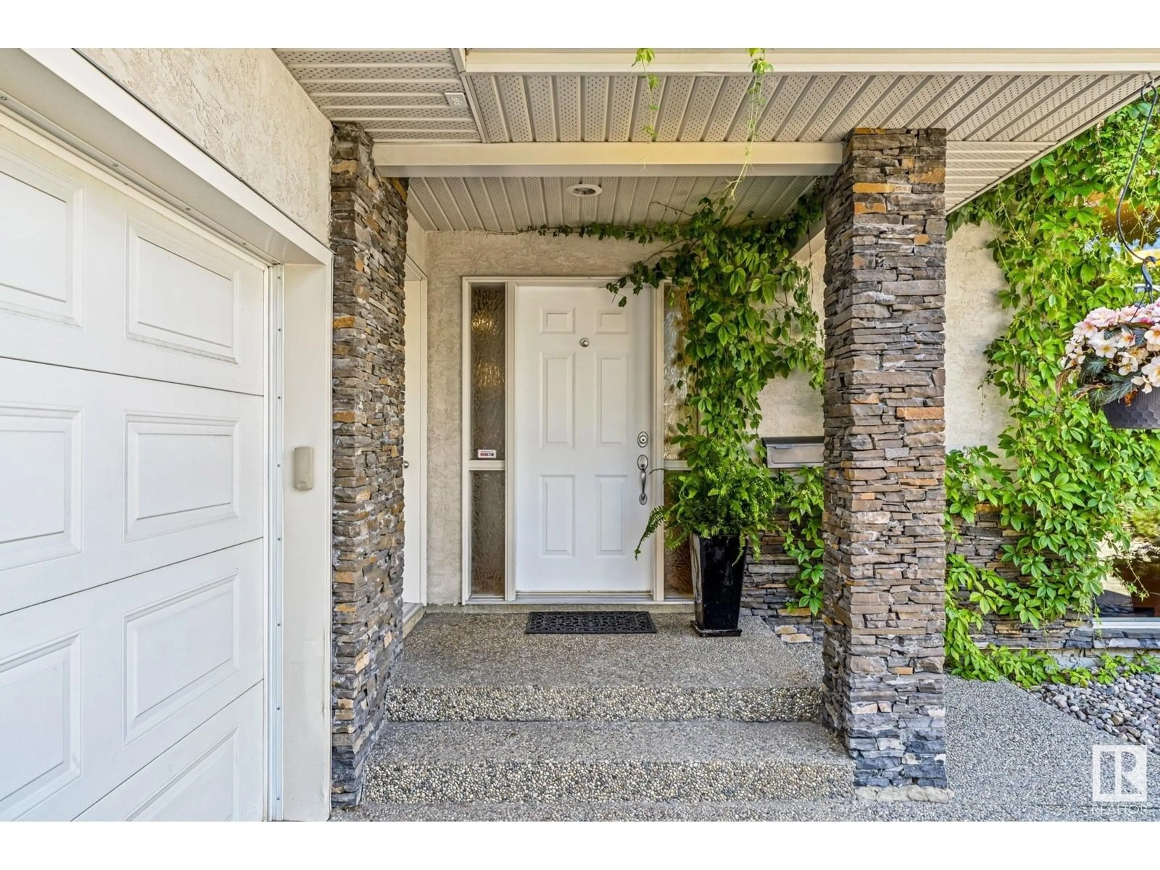 Indoor entryway for 16207 PATRICIA DR, Edmonton Alberta T5R5N3
