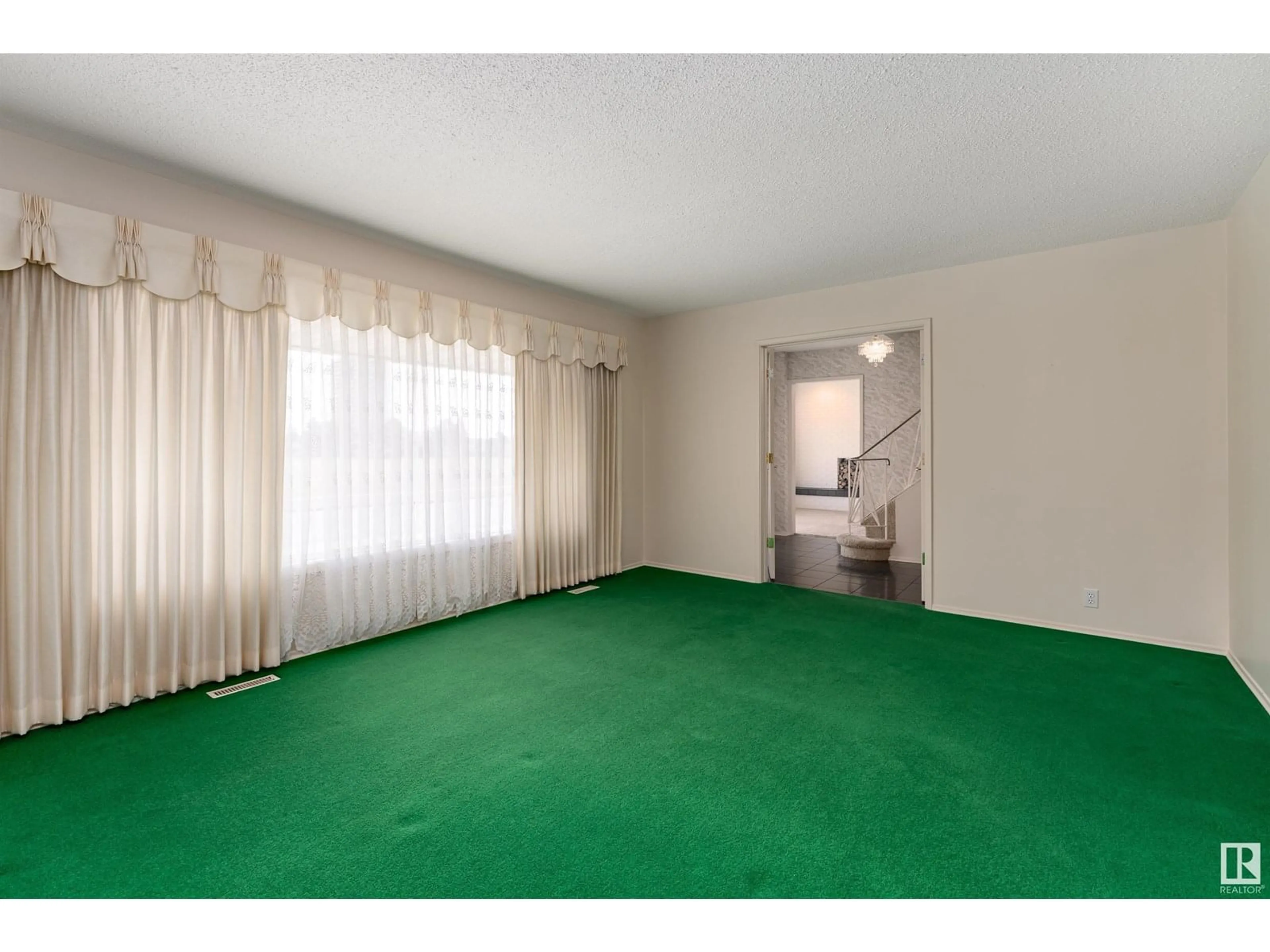 A pic of a room for 4720 124 ST, Edmonton Alberta T6H3T8