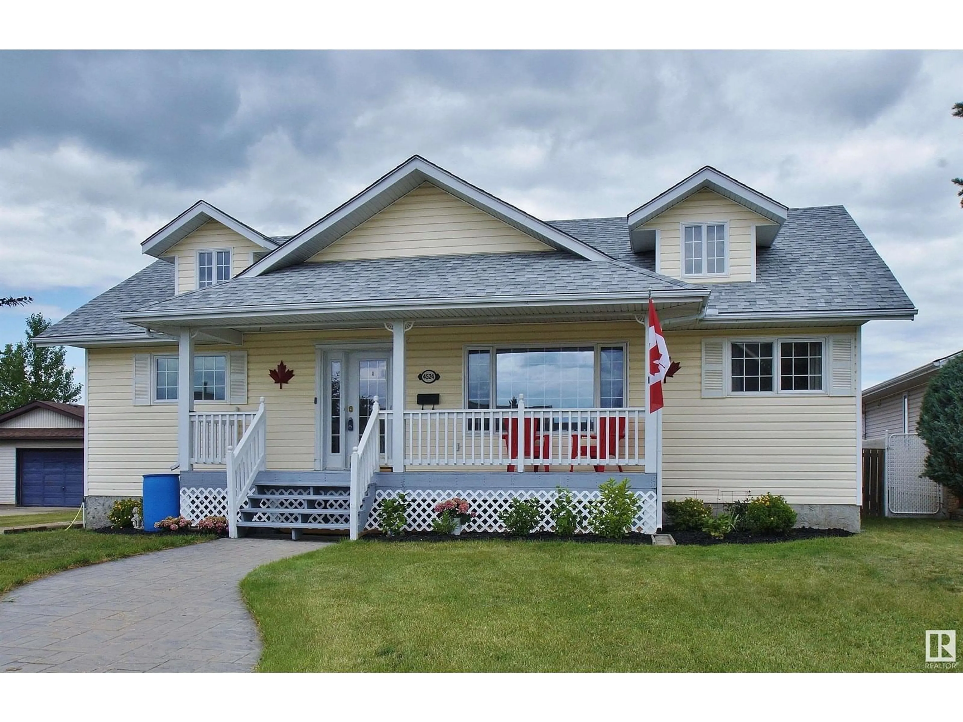 Home with vinyl exterior material, unknown for 4524 57 AV, Lamont Alberta T0B2R0