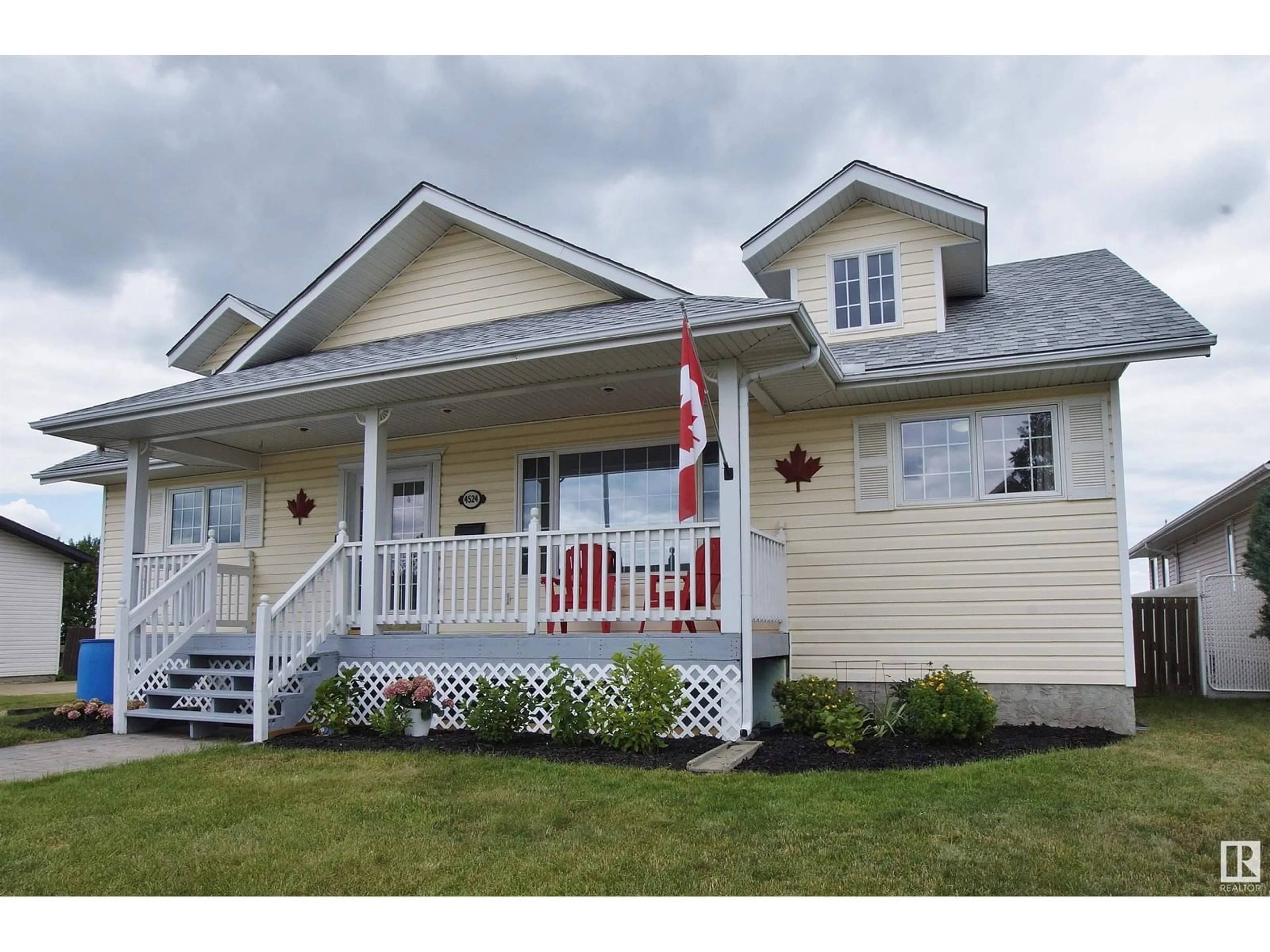 Home with vinyl exterior material, unknown for 4524 57 AV, Lamont Alberta T0B2R0