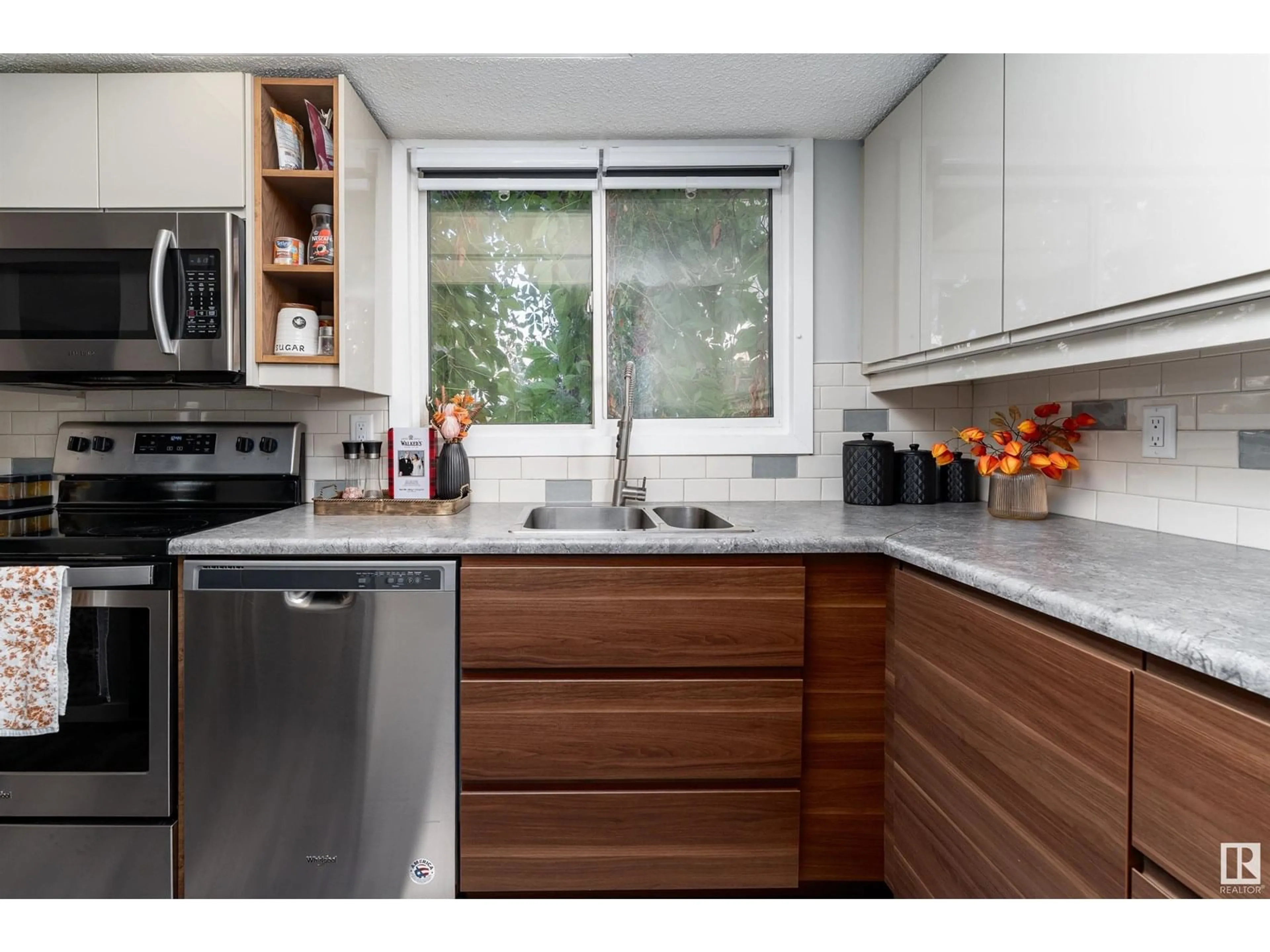 Contemporary kitchen, unknown for 13841 24 ST, Edmonton Alberta T5Y1K1