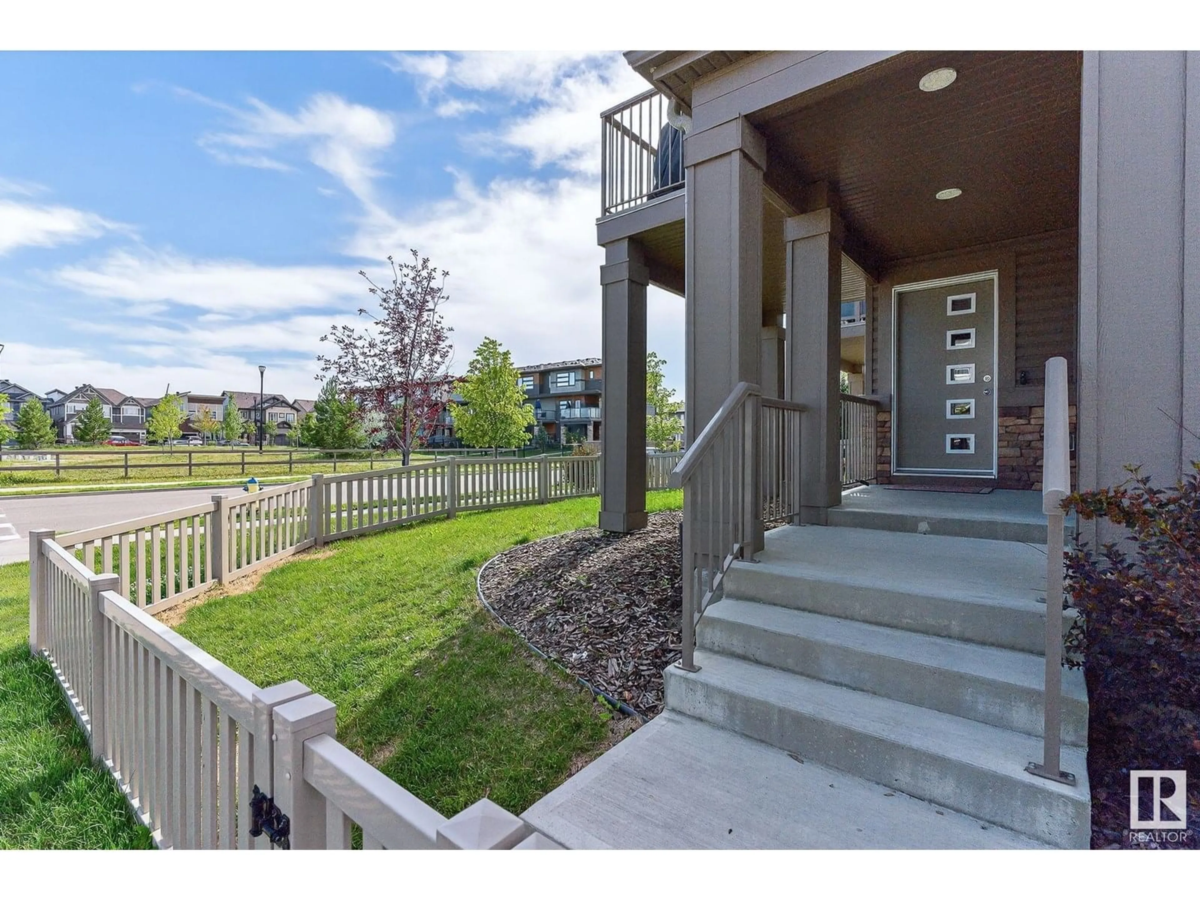 Indoor entryway for 19604 27 AV, Edmonton Alberta T6M0X2