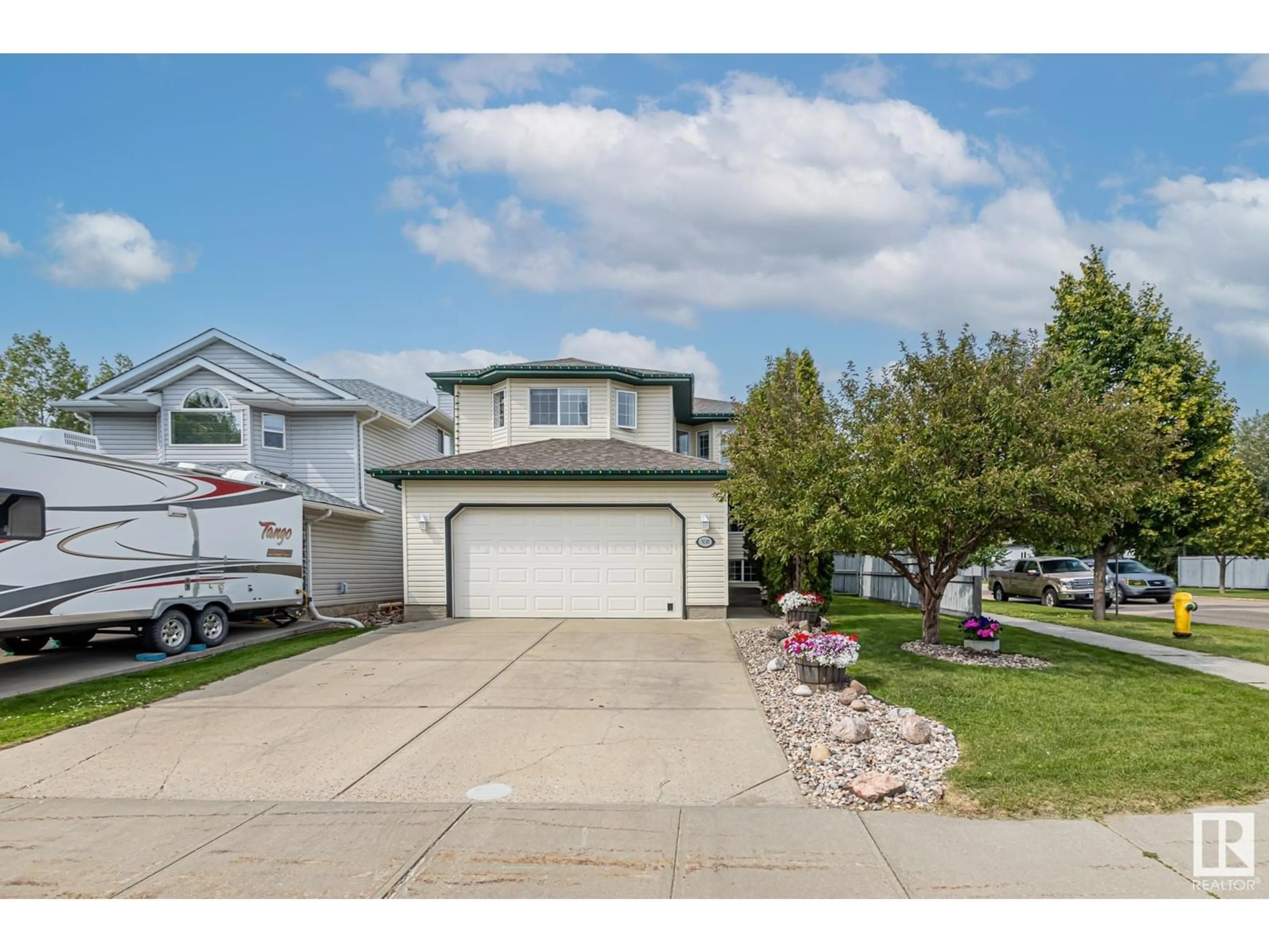 Home with vinyl exterior material, street for 308 FOXBORO CR, Sherwood Park Alberta T8A6M4