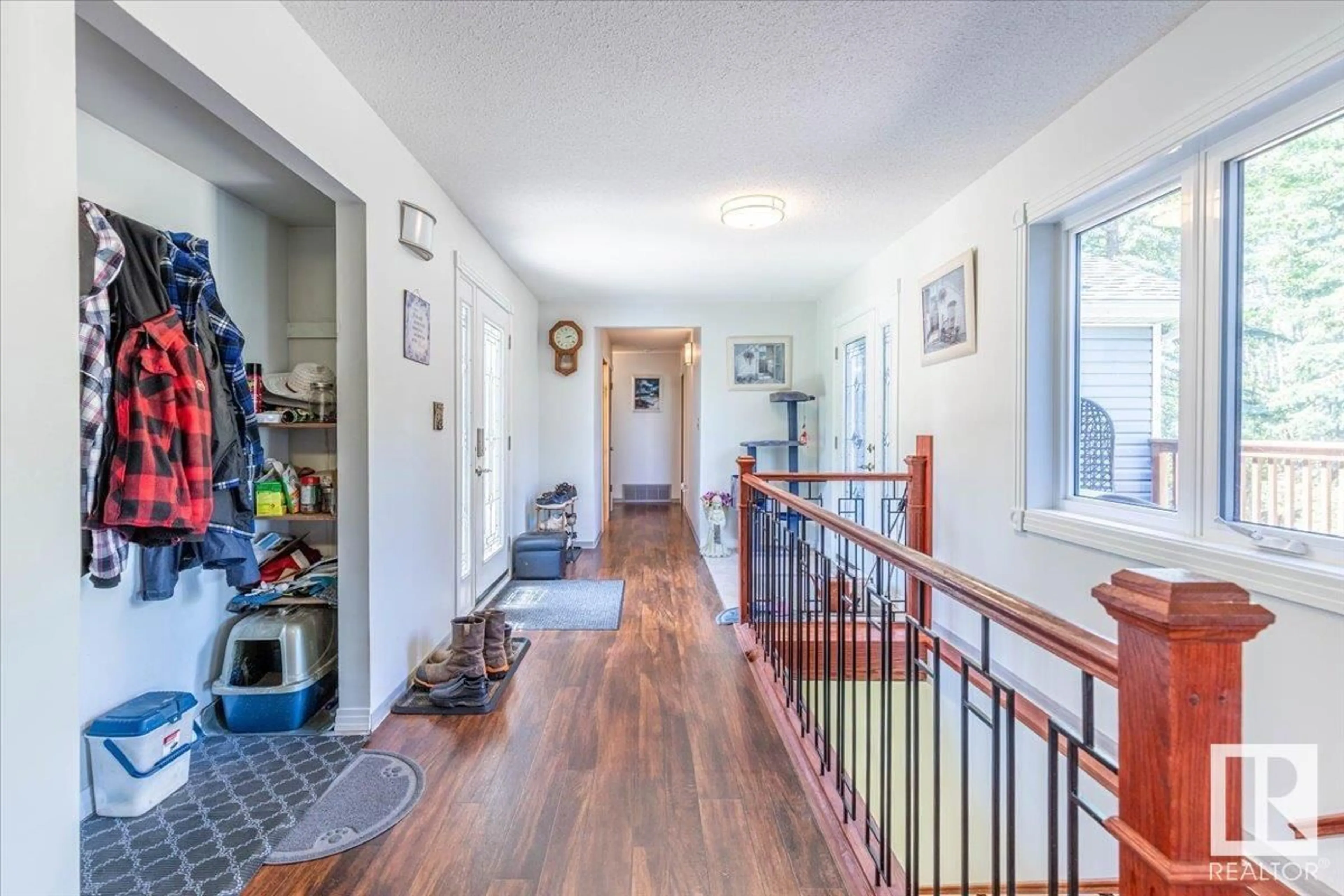 Indoor foyer for 8 - 465070 RGE ROAD 20, Rural Wetaskiwin County Alberta T9A1V5
