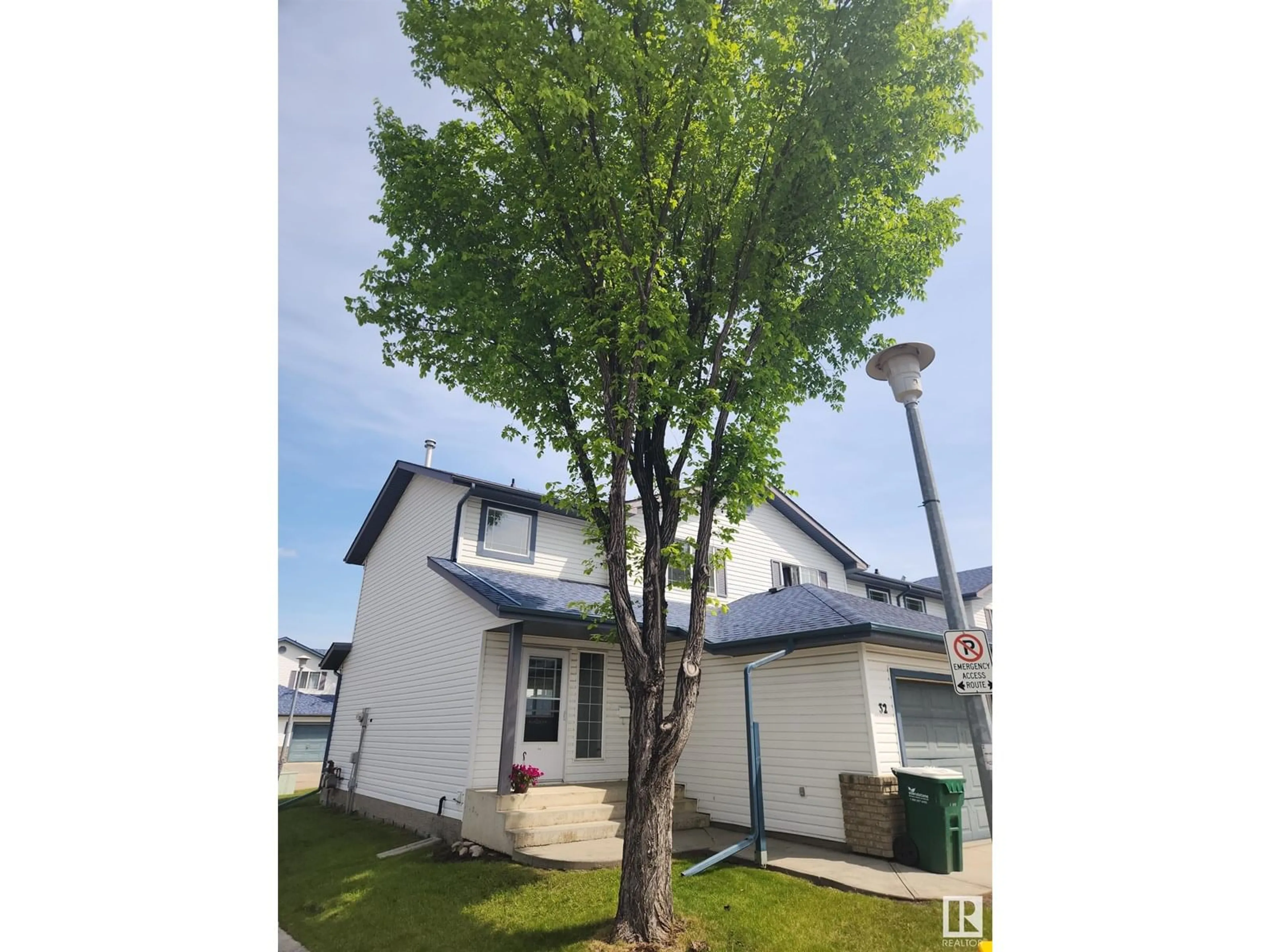 A pic from outside/outdoor area/front of a property/back of a property/a pic from drone, street for 3 - 32 GROVE MEADOW DR, Spruce Grove Alberta T7X4L9