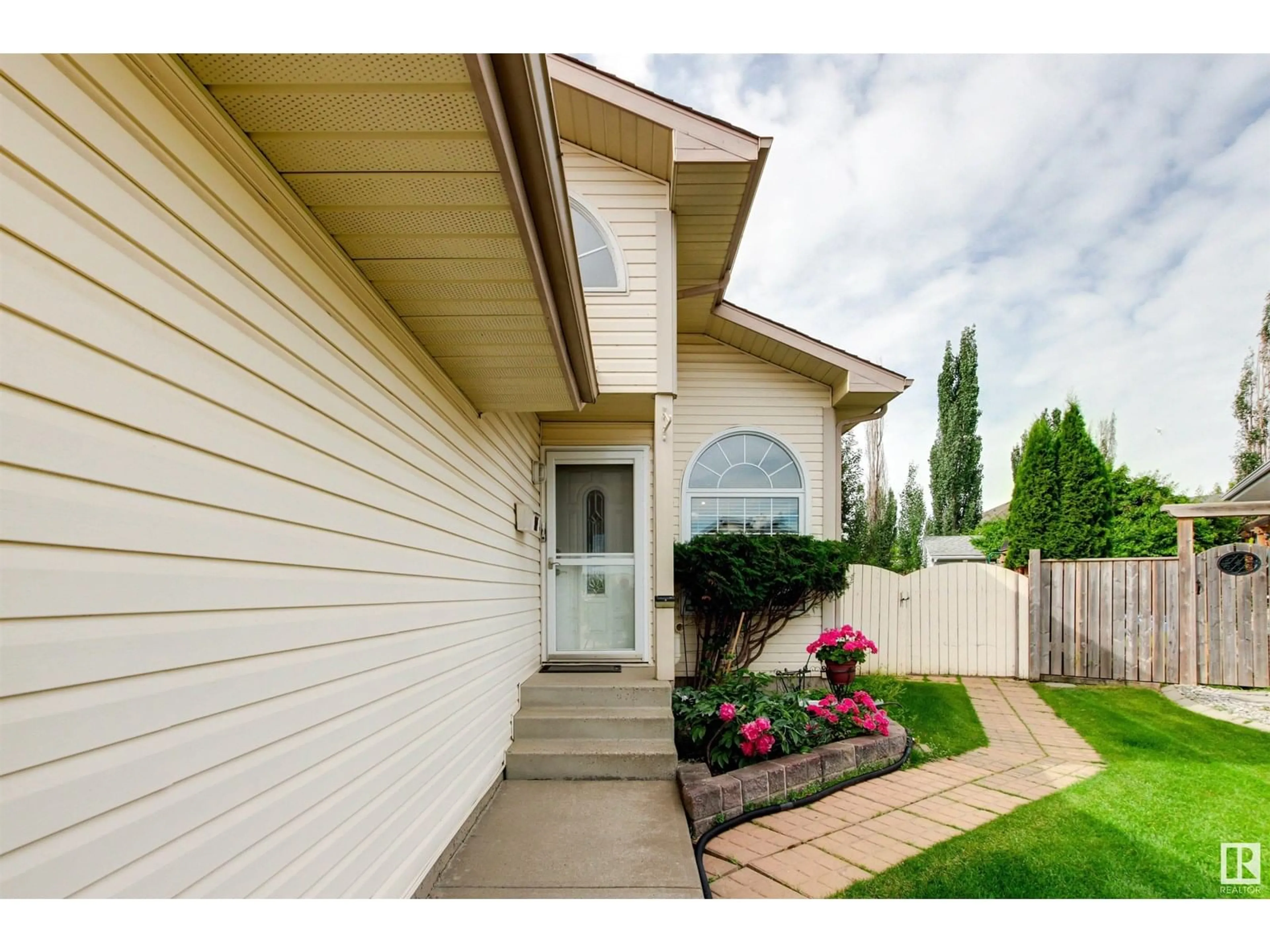 Home with vinyl exterior material, street for 6 DENNISON DR, St. Albert Alberta T8N6G6