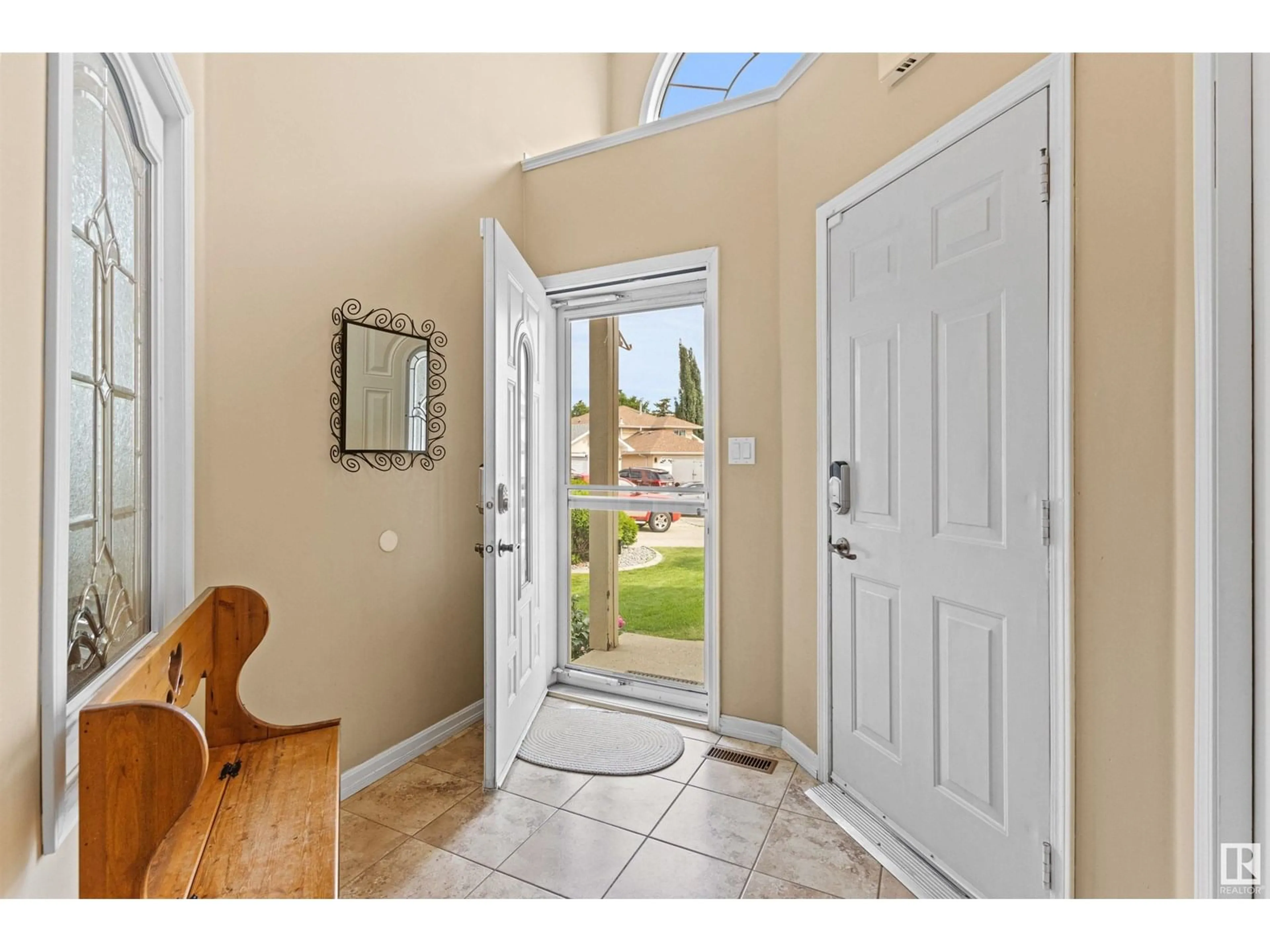 Indoor entryway for 6 DENNISON DR, St. Albert Alberta T8N6G6