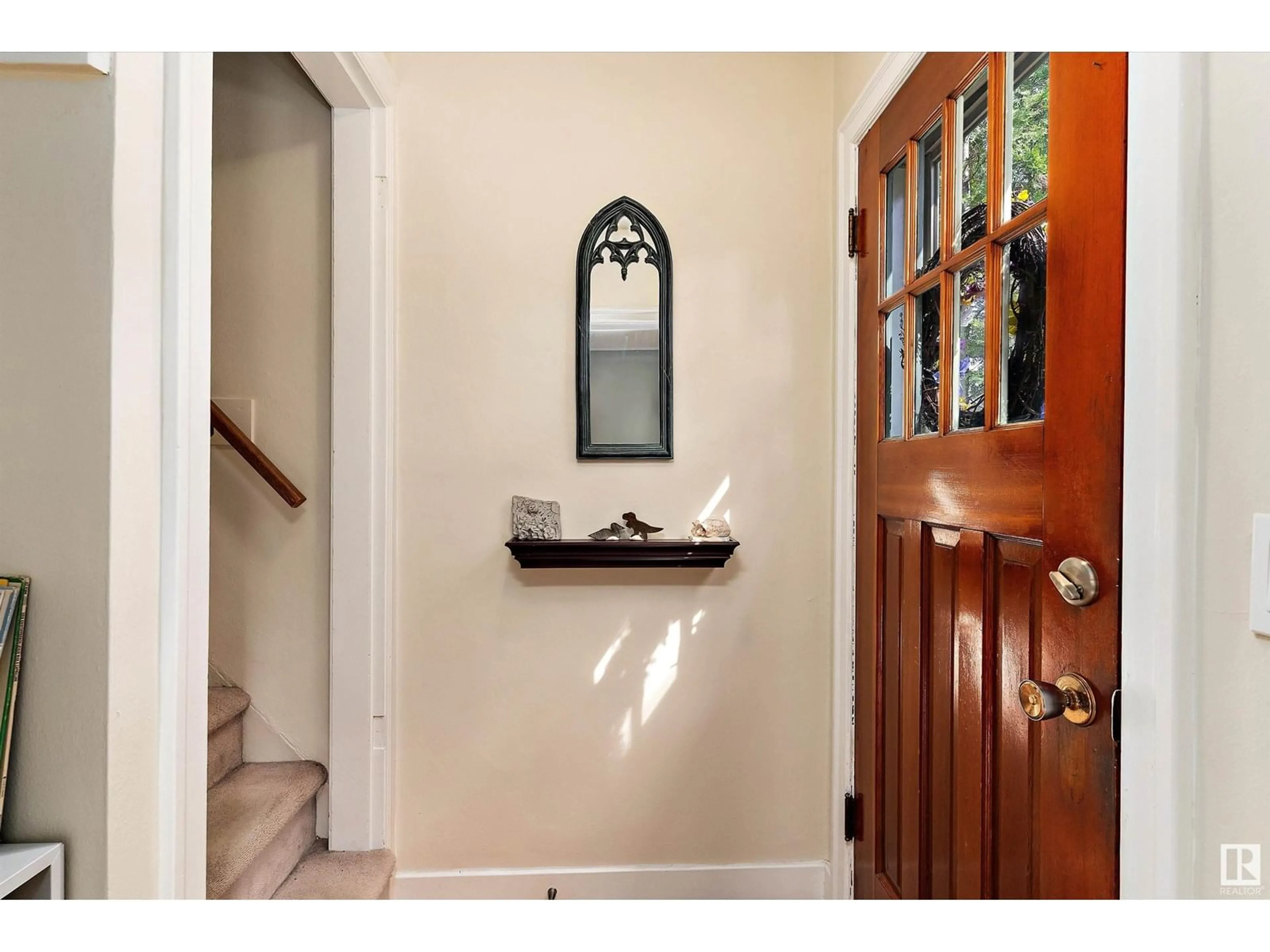 Indoor entryway for 11042 76 ST, Edmonton Alberta T5B2C6